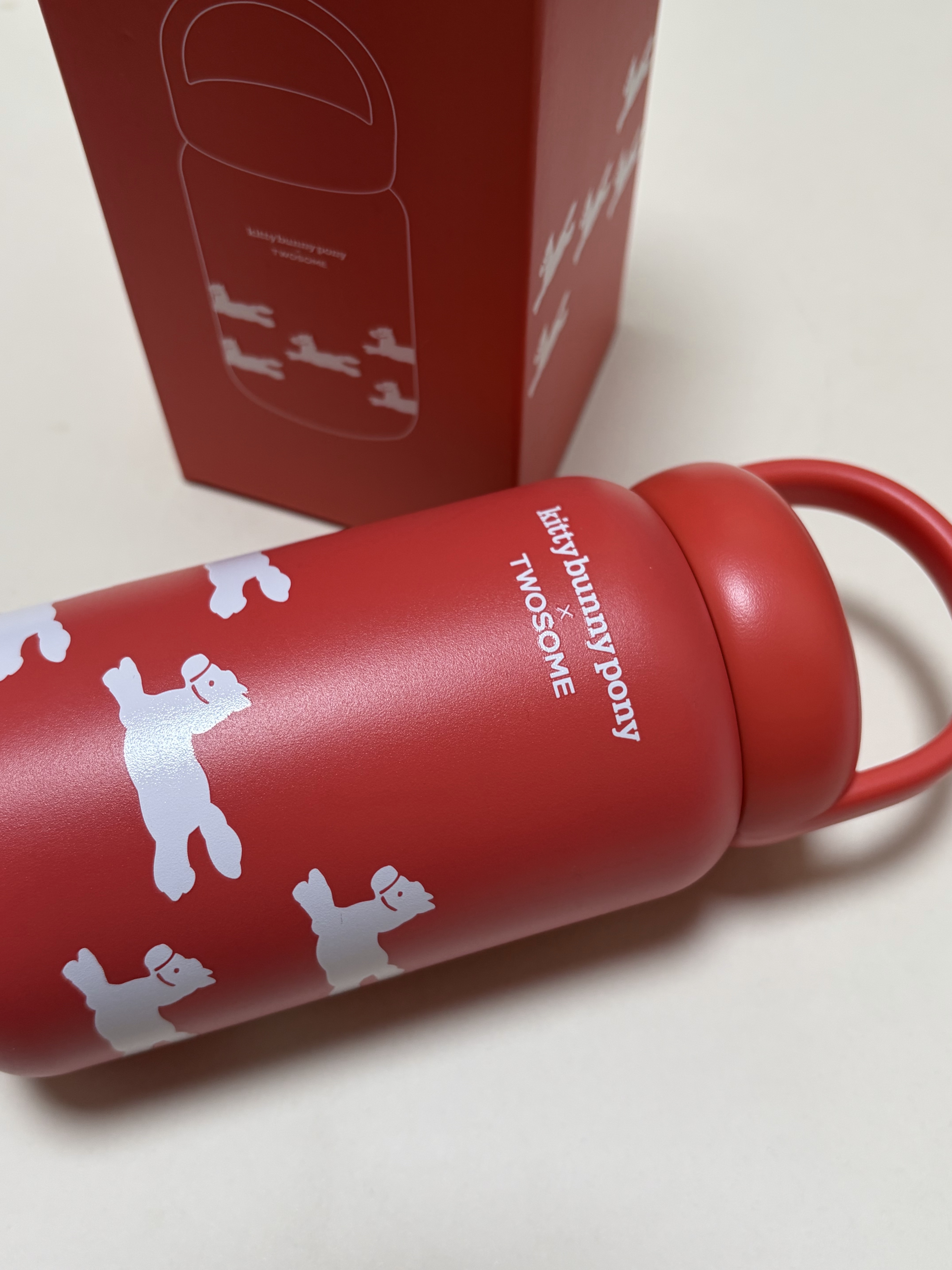 A Twosome Place x Kittybunnypony Pony Tumbler 420ml Red, A Twosome Place x Kittybunnypony Pony Tumbler 420ml Cream 착용 스타일 - 2