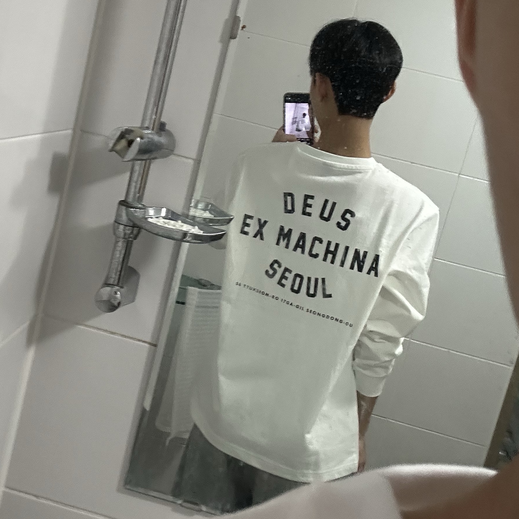 Deus Ex Machina Seoul College Long Sleeve T-Shirt White 착용 스타일