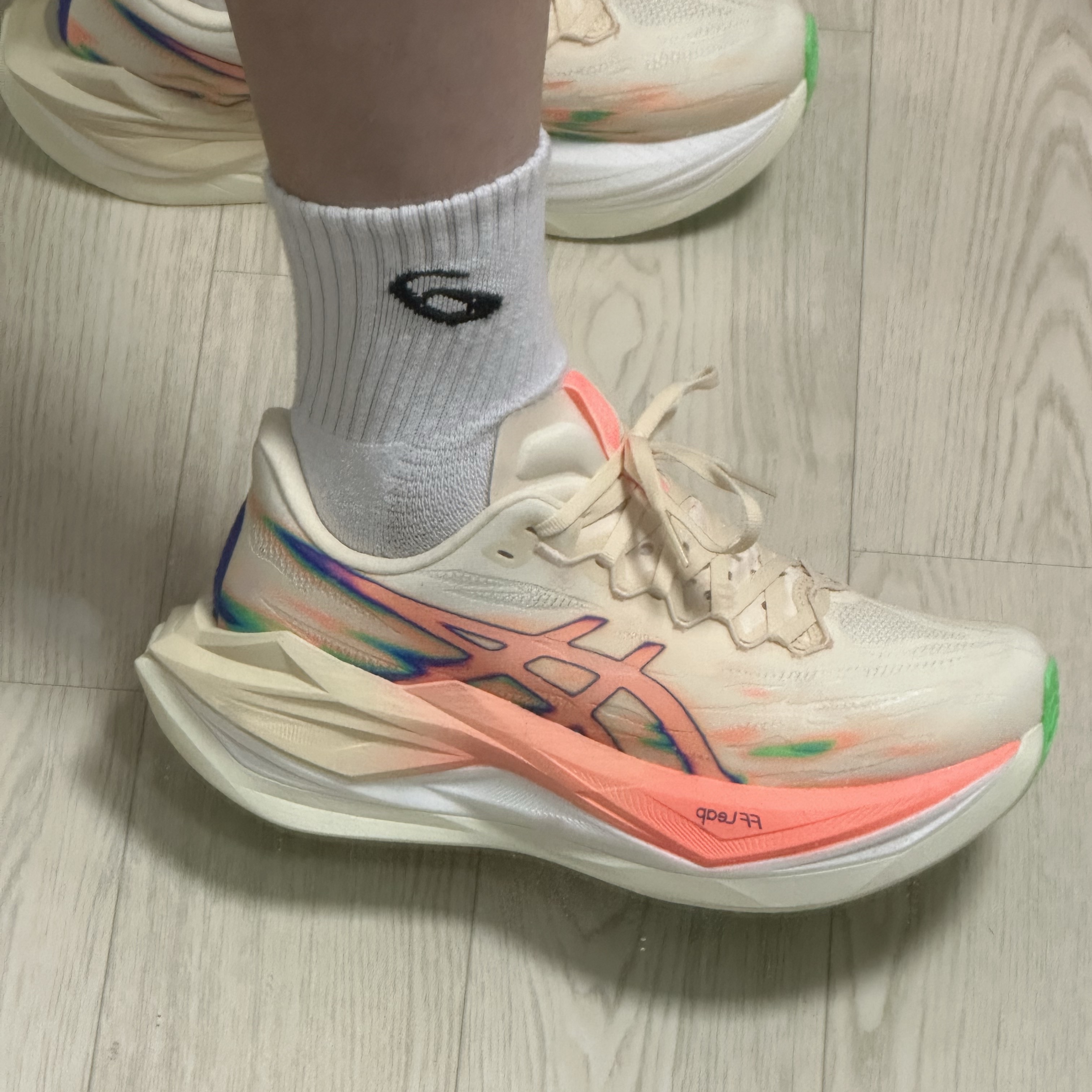 Asics Superblast 3 Seashell Sun Coral, Asics Superblast 2 Black White 착용 스타일 - 5