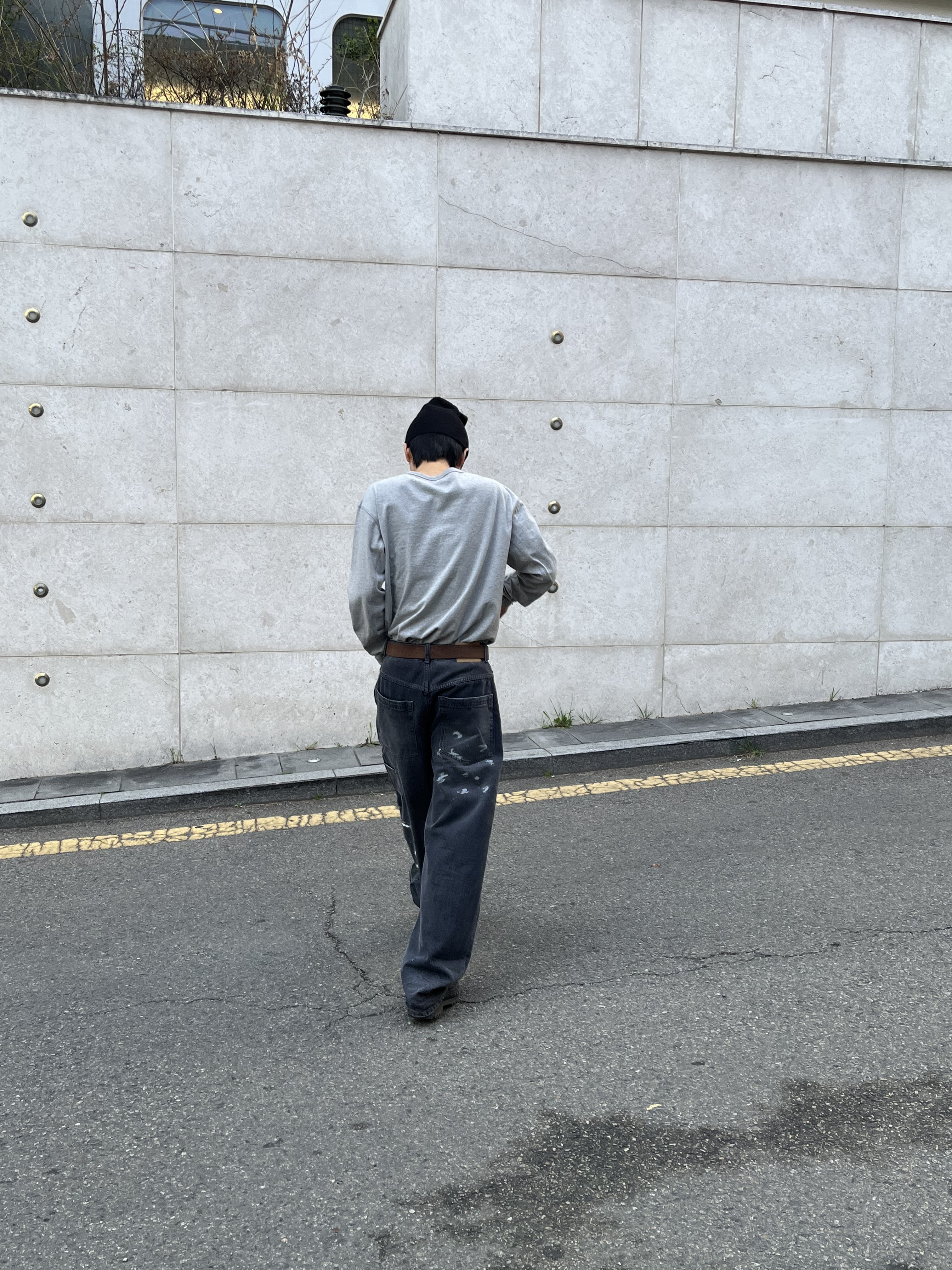 CHOWOO Aged Splatter Carpenter Denim Pants Washed Black, CHOWOO Comfort 3-Button Henley Neck Gray 착용 스타일 - 2