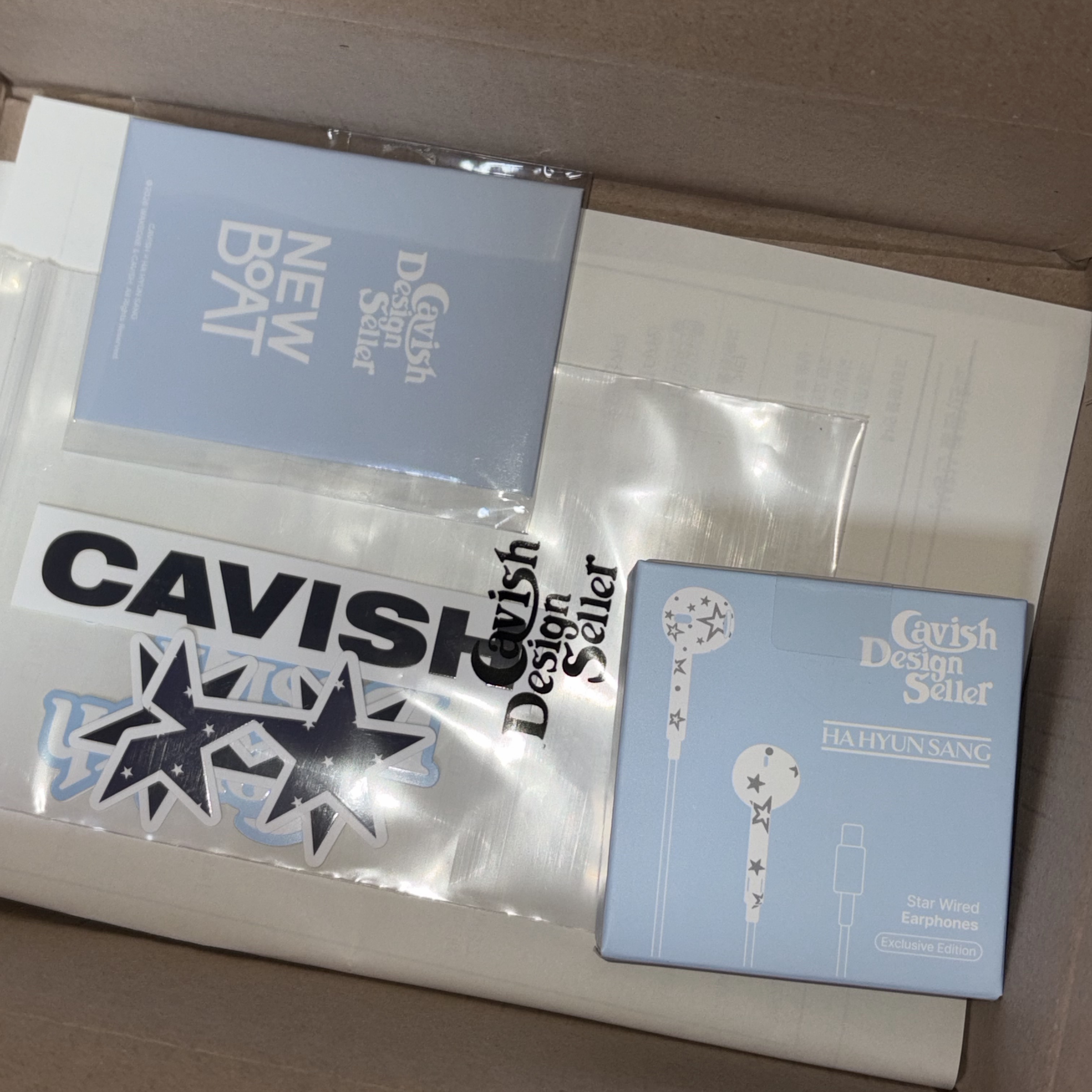[KREAM 단독] CAVISH x Ha Hyun Sang Star Wired Earphones Blue (USB-C) 착용 스타일 - 1