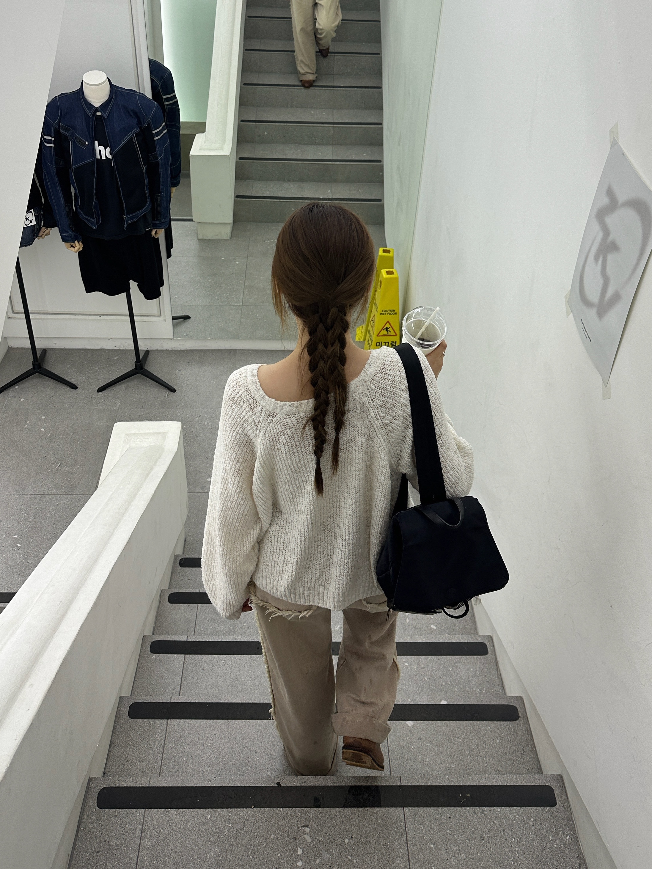 Minitmute Clo Backpack Black 착용 스타일 - 2