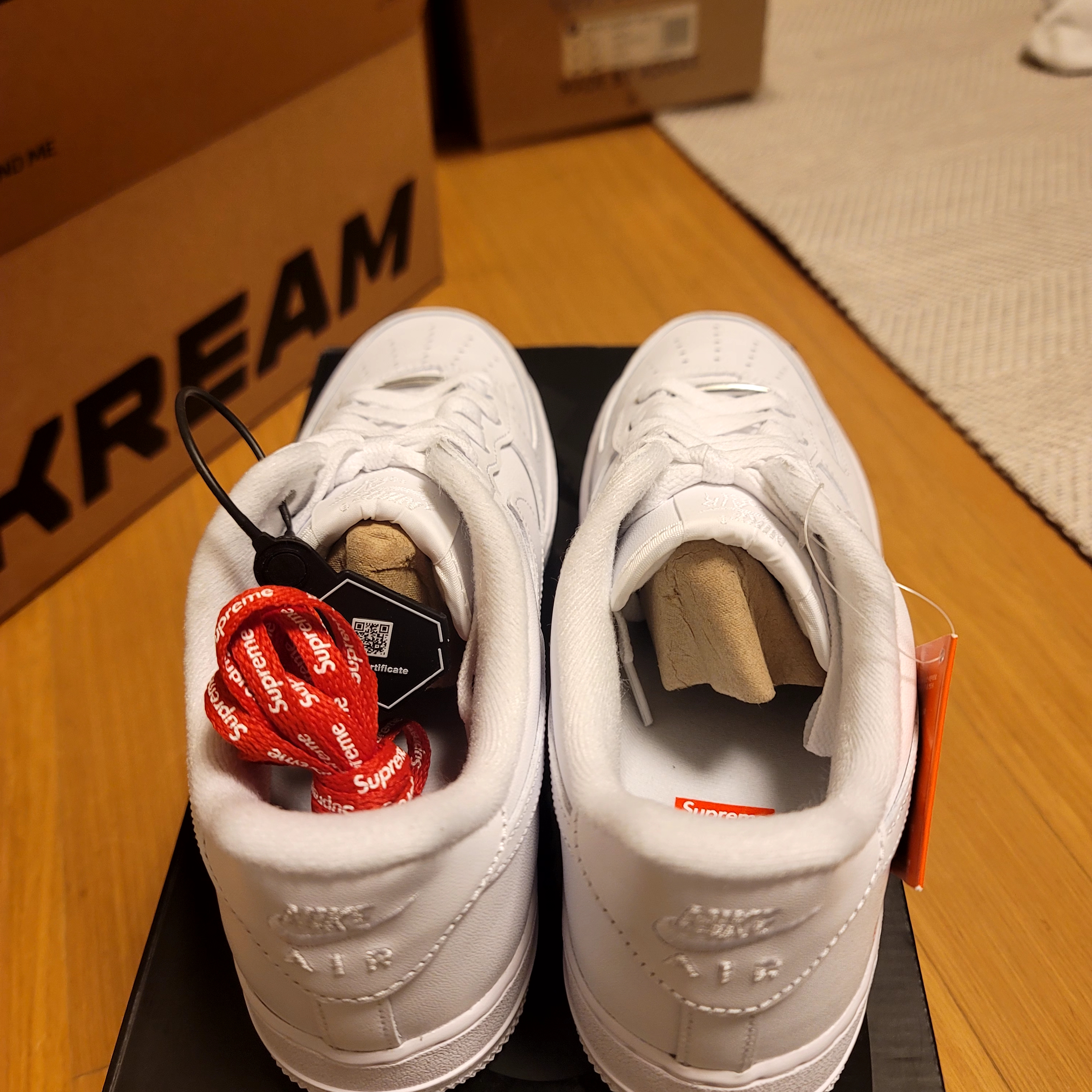 Nike x Supreme Air Force 1 Low White 착용 스타일 - 3