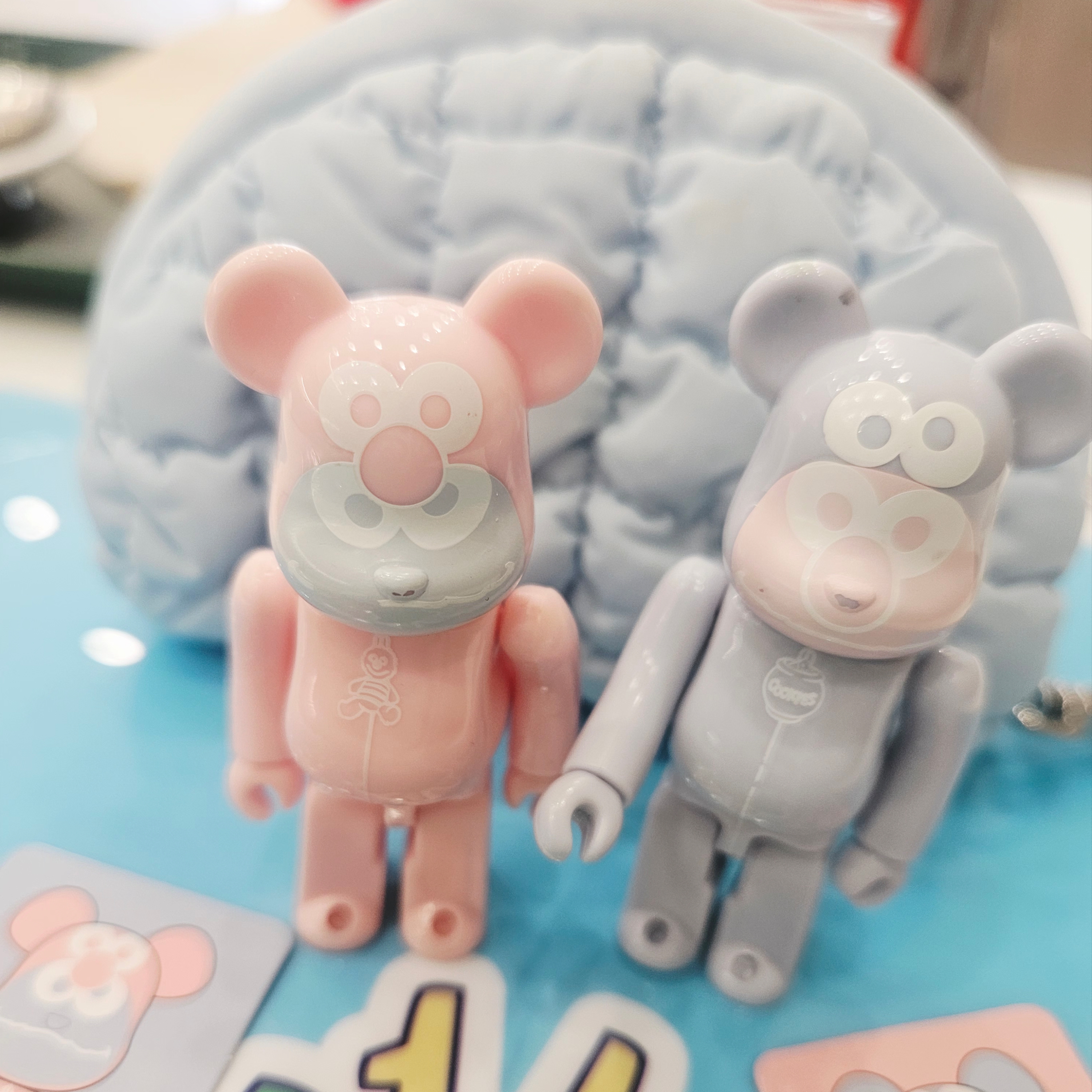 Bearbrick Series 48 Sealed Case 100% (24 Blind Boxes), COS Quilted Pouch Bag Charm Light Blue 착용 스타일 - 1