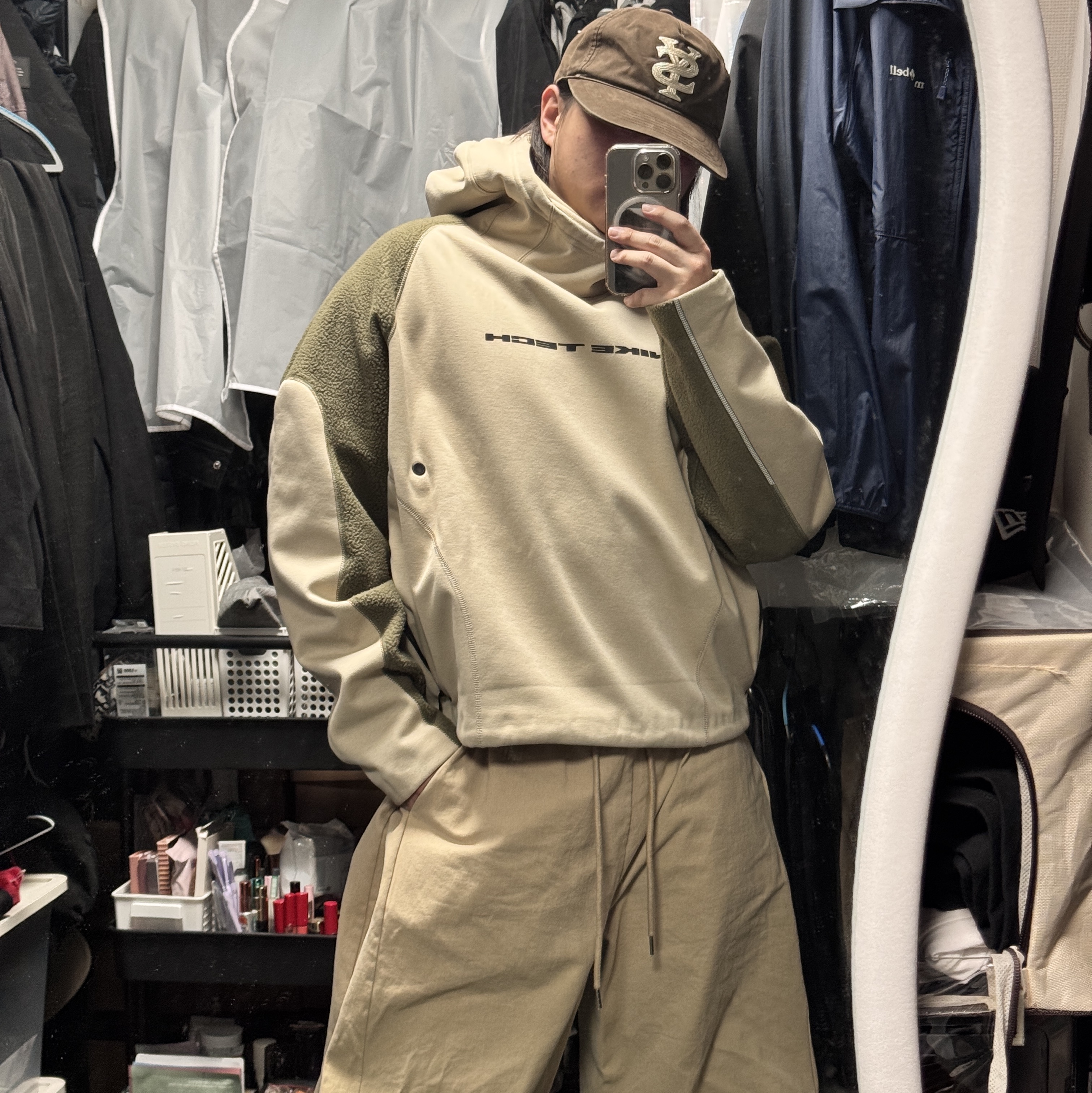 Nike Tech Boreas Oversized Hoodie Desert Khaki Medium Olive - Asia, Sunday Ceremony Sy Logo 5 Panel Cotton Cap - Brown 착용 스타일 - 1