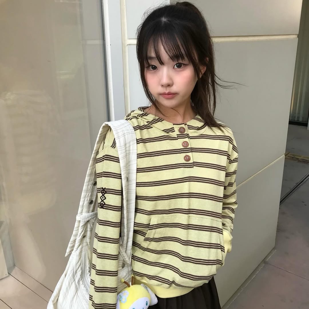 MAINBOOTH Cookie Stripe Hood T-shirt YELLOW 착용 스타일 - 1