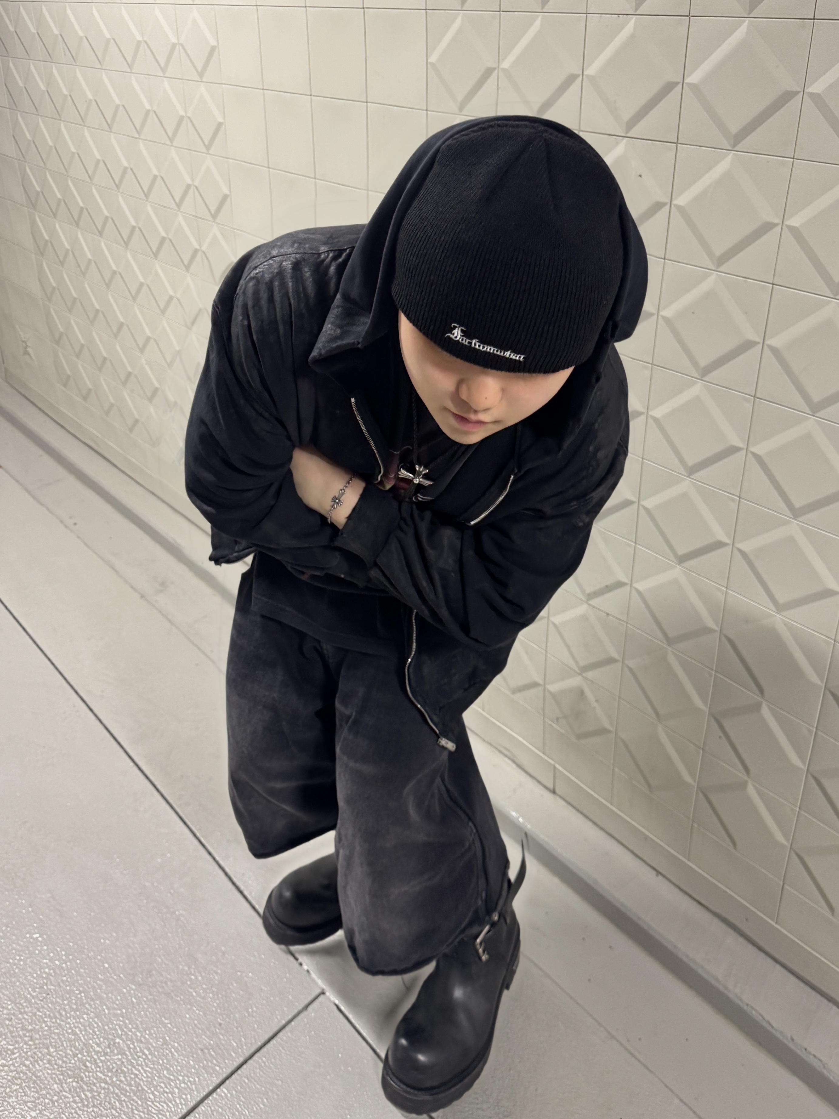 [더블적립]Farfromwhat Far Gothic Logo Beanie, Balenciaga Venom High Boot Black 착용 스타일 - 3