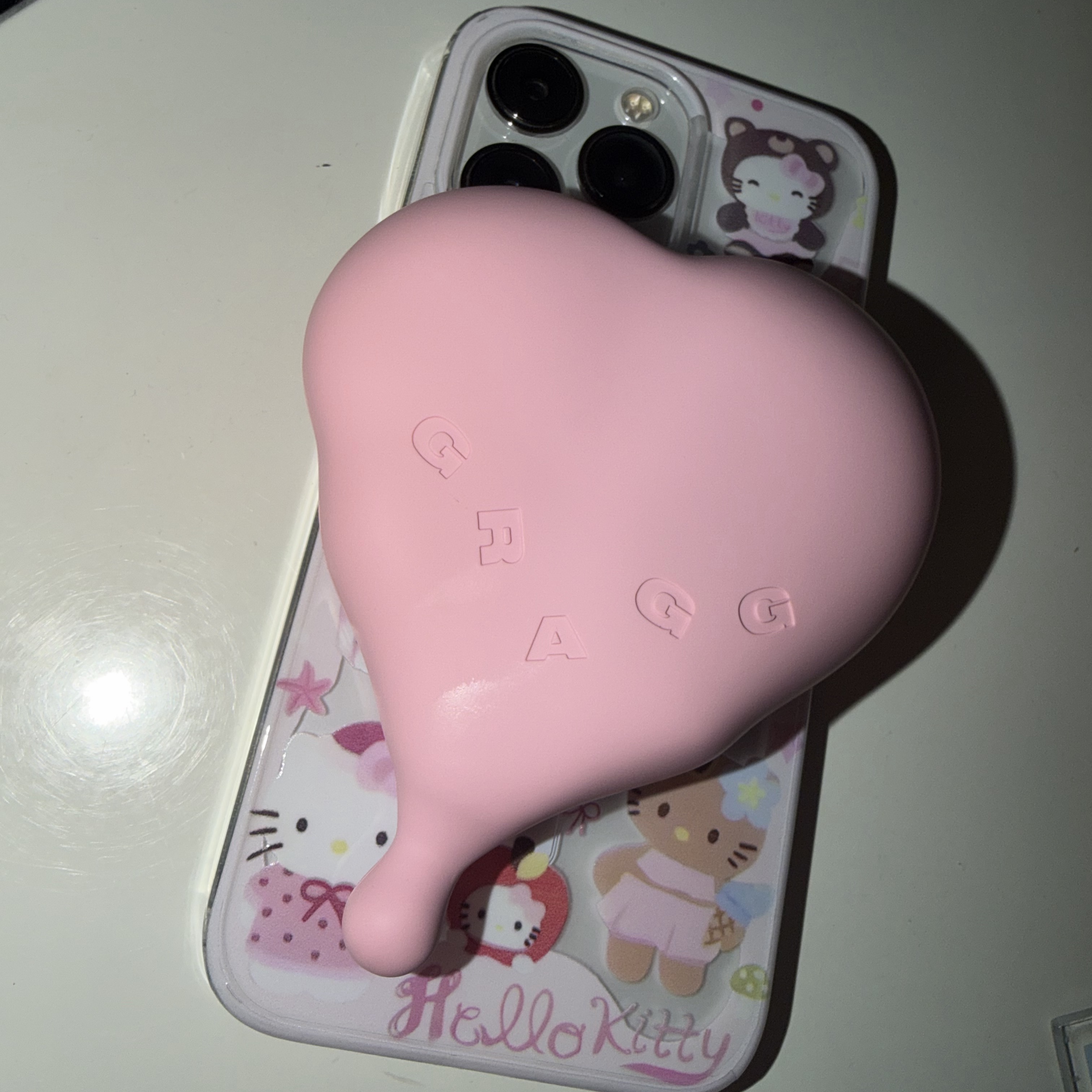 GRAGG MAGSAFE FLOW HEART BATTERY PINK 착용 스타일