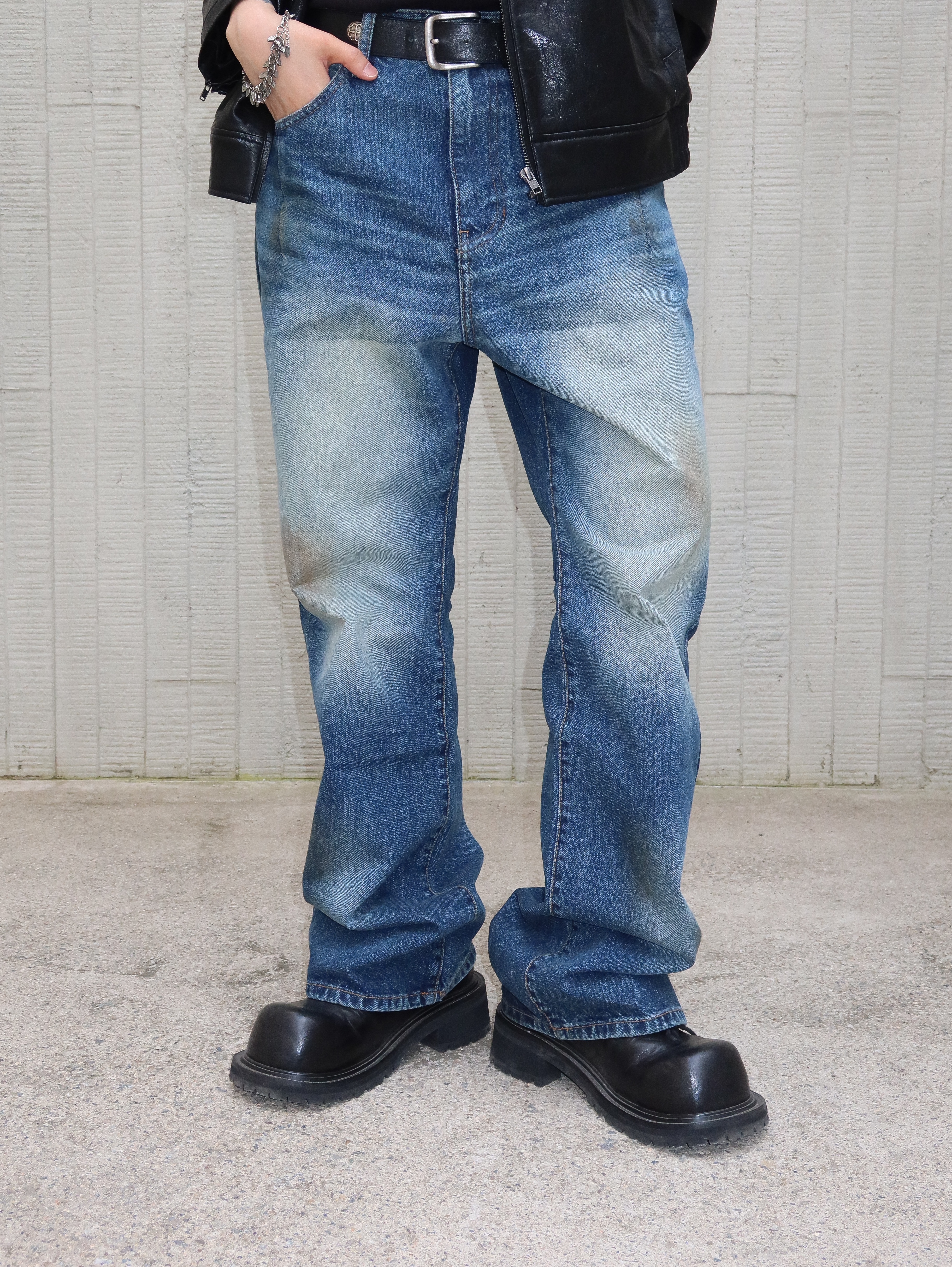 Farfromwhat Far Faux Cracked Texture Leather Jacket, Farfromwhat Far Aged Flare Jeans 착용 스타일 - 4