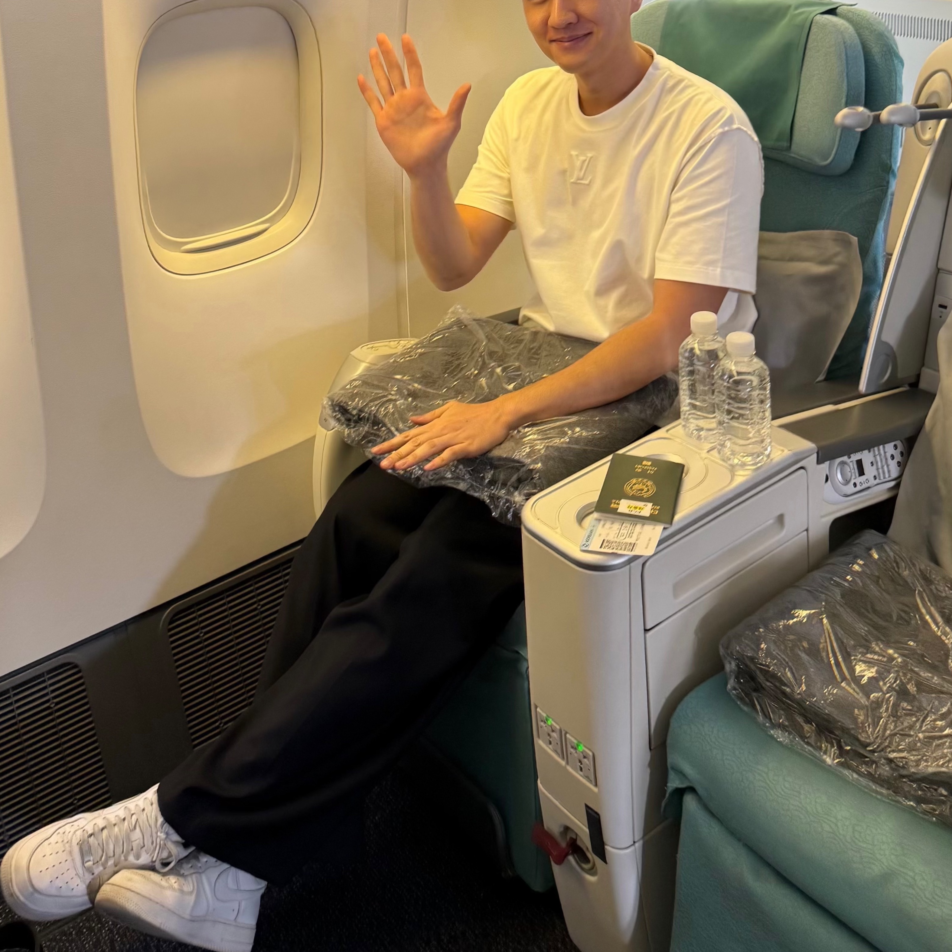Louis Vuitton Embossed LV T-Shirt Optical White, Nike Air Force 1 '07 Low White 착용 스타일