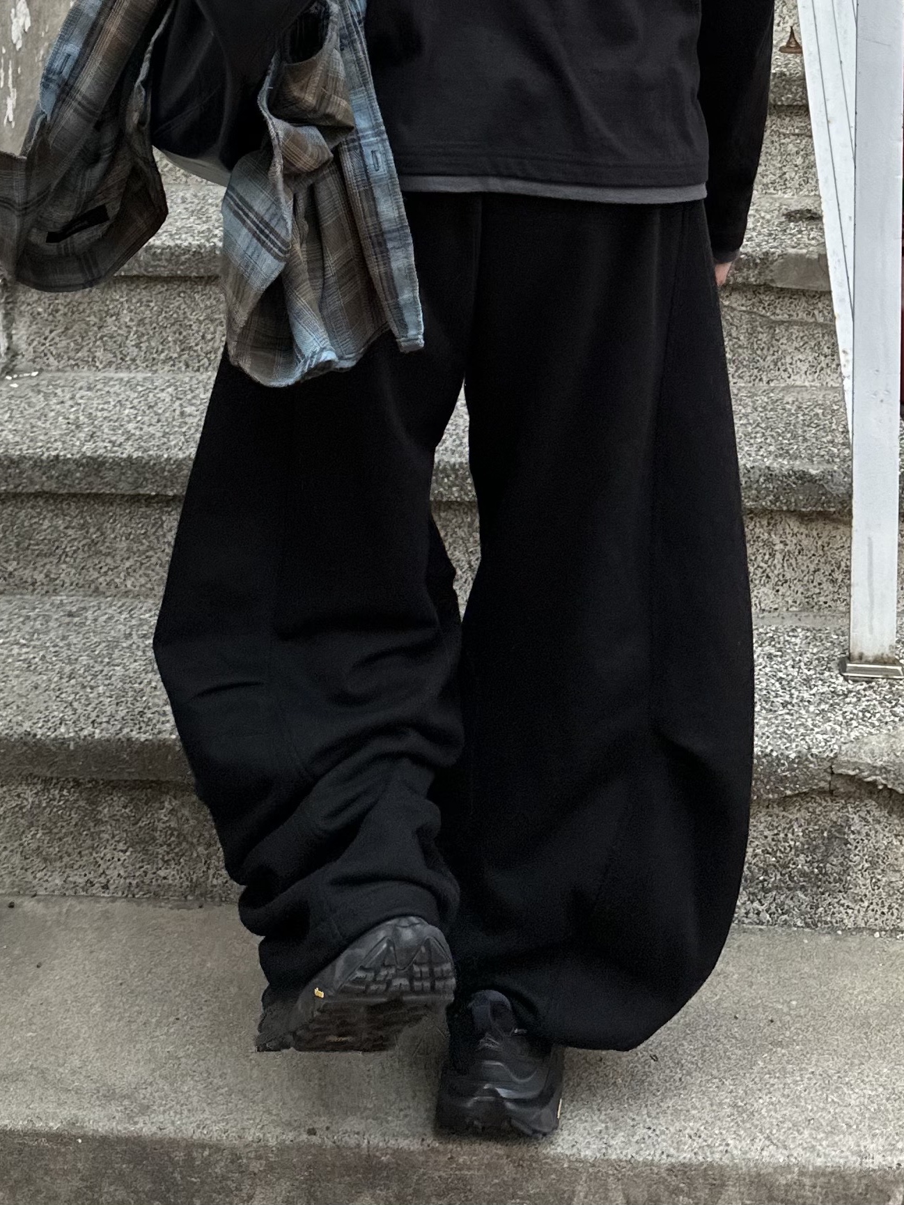 Hoka Kaha 2 Low Gore-Tex Black 착용 스타일 - 6