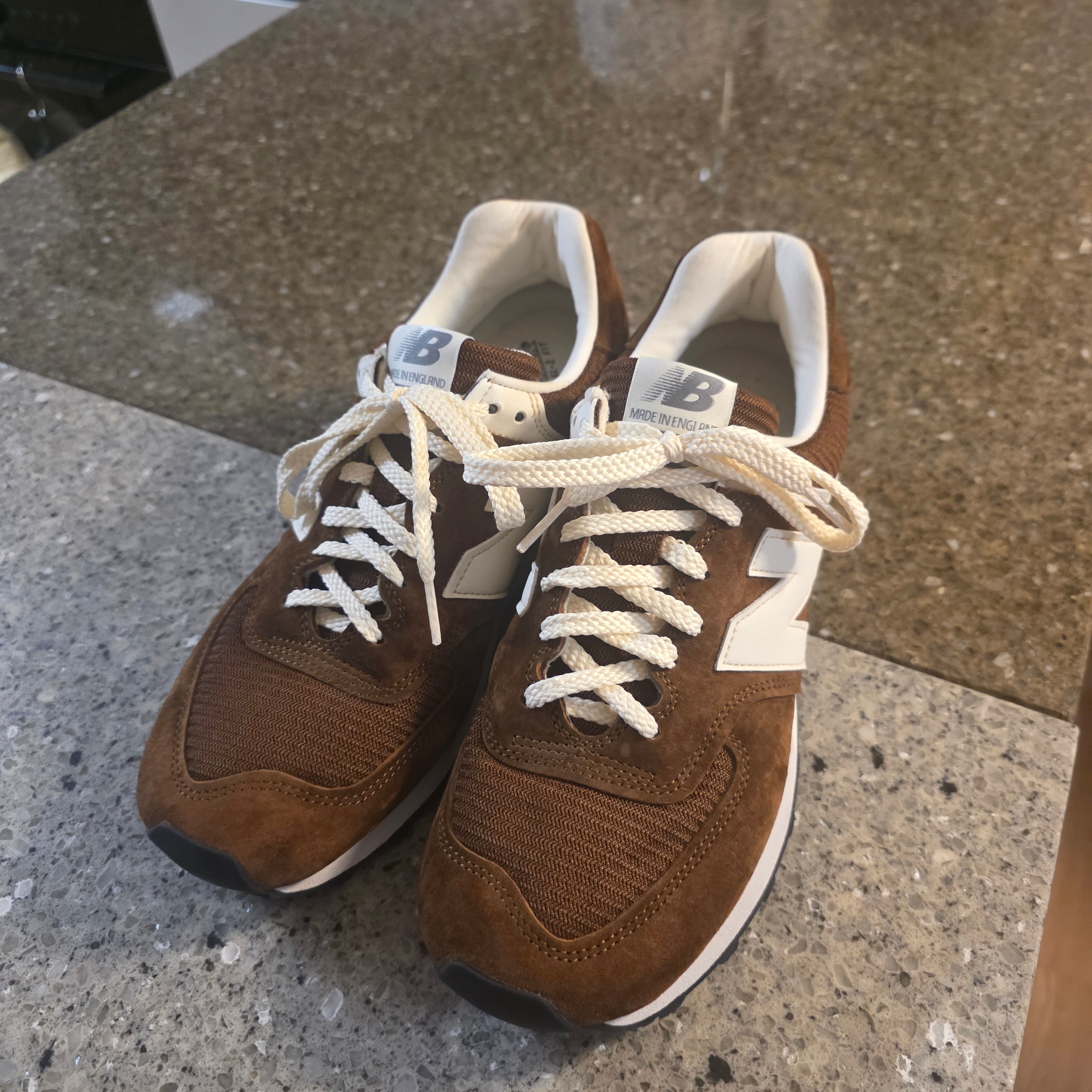 New Balance 576 Made in UK Monks Robe Coconut Milk 착용 스타일 - 2