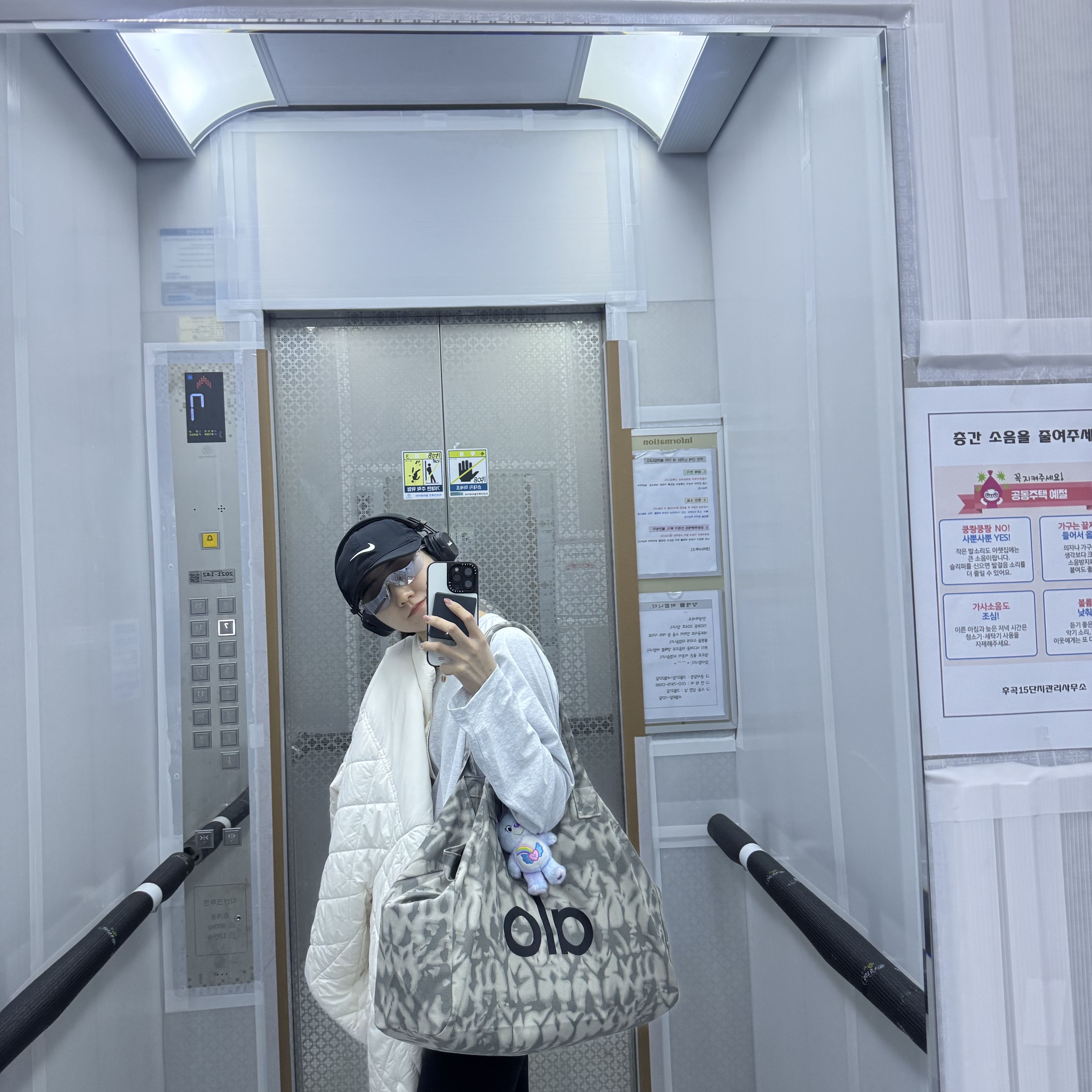 Alo Yoga Iconic Shopper Tote Bag Grey Tiedye 착용 스타일