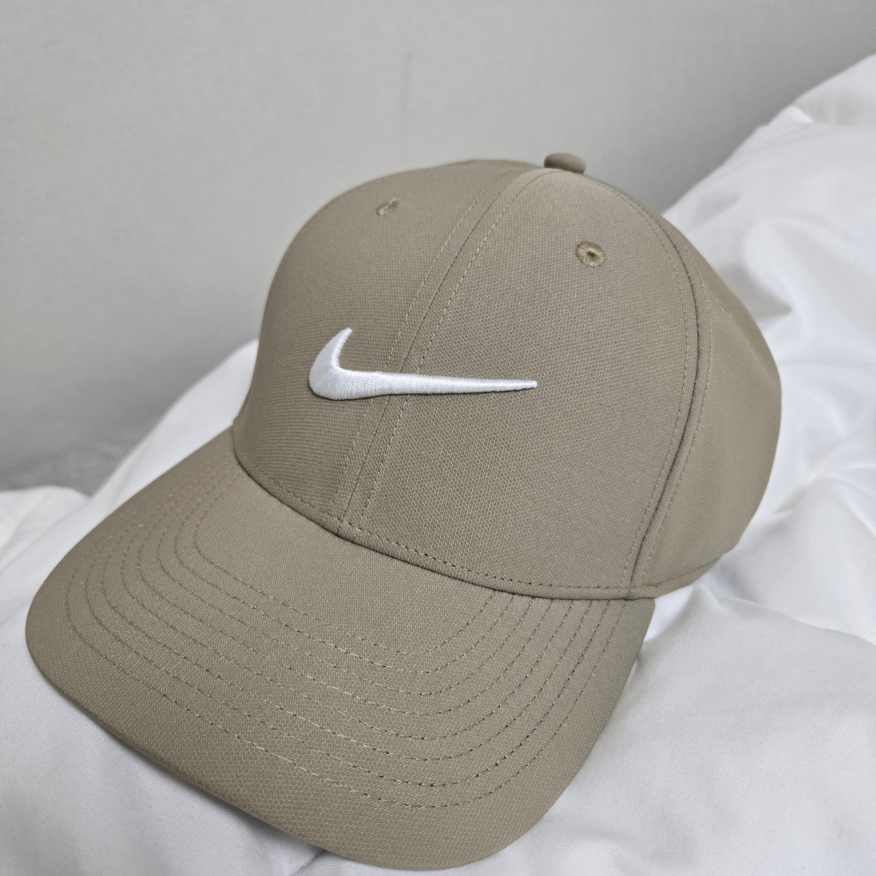 Nike Dri-Fit ADV Club Structured Swoosh Cap Khaki White 착용 스타일