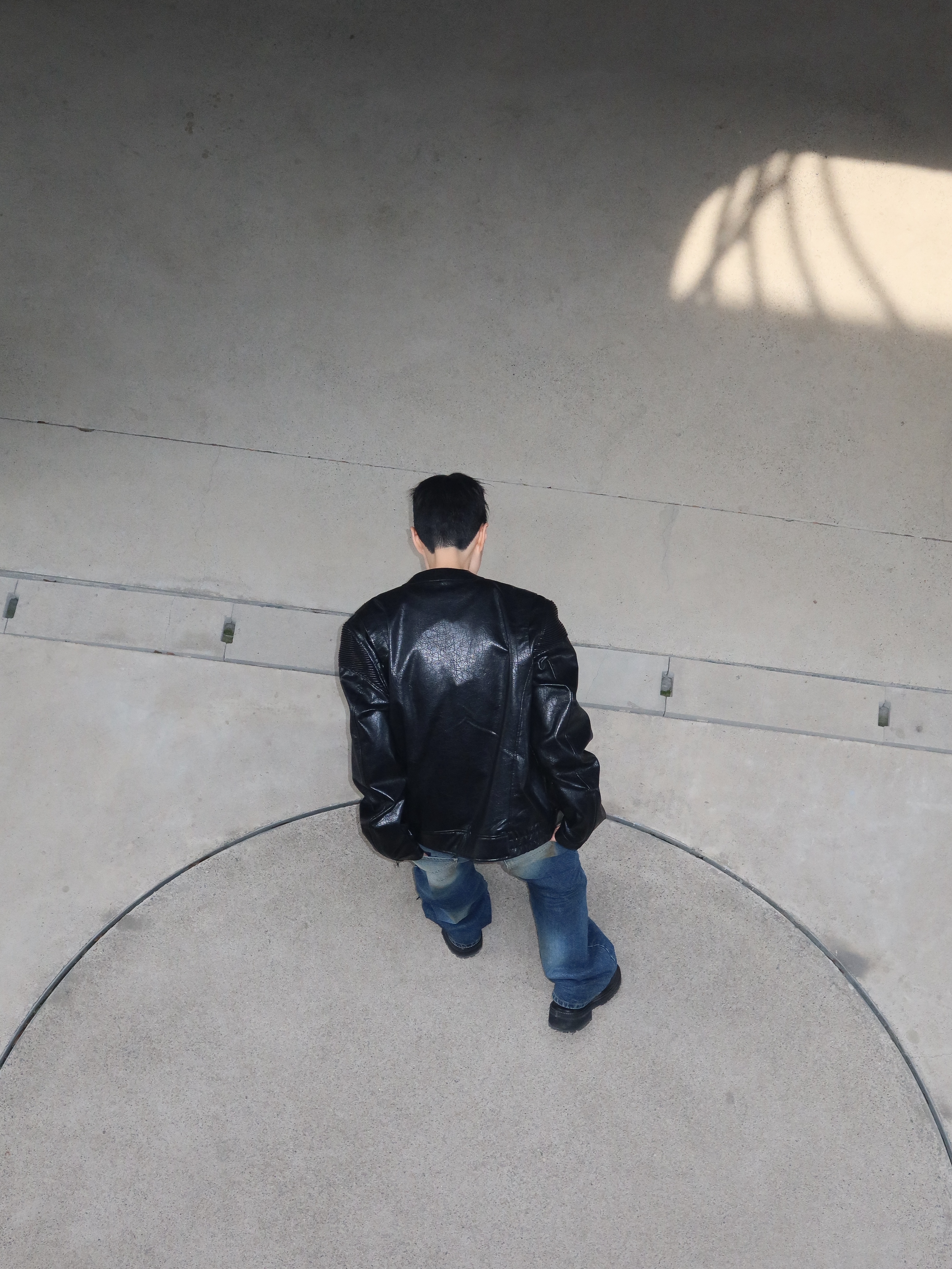 Farfromwhat Far Faux Cracked Texture Leather Jacket, Farfromwhat Far Aged Flare Jeans 착용 스타일 - 7