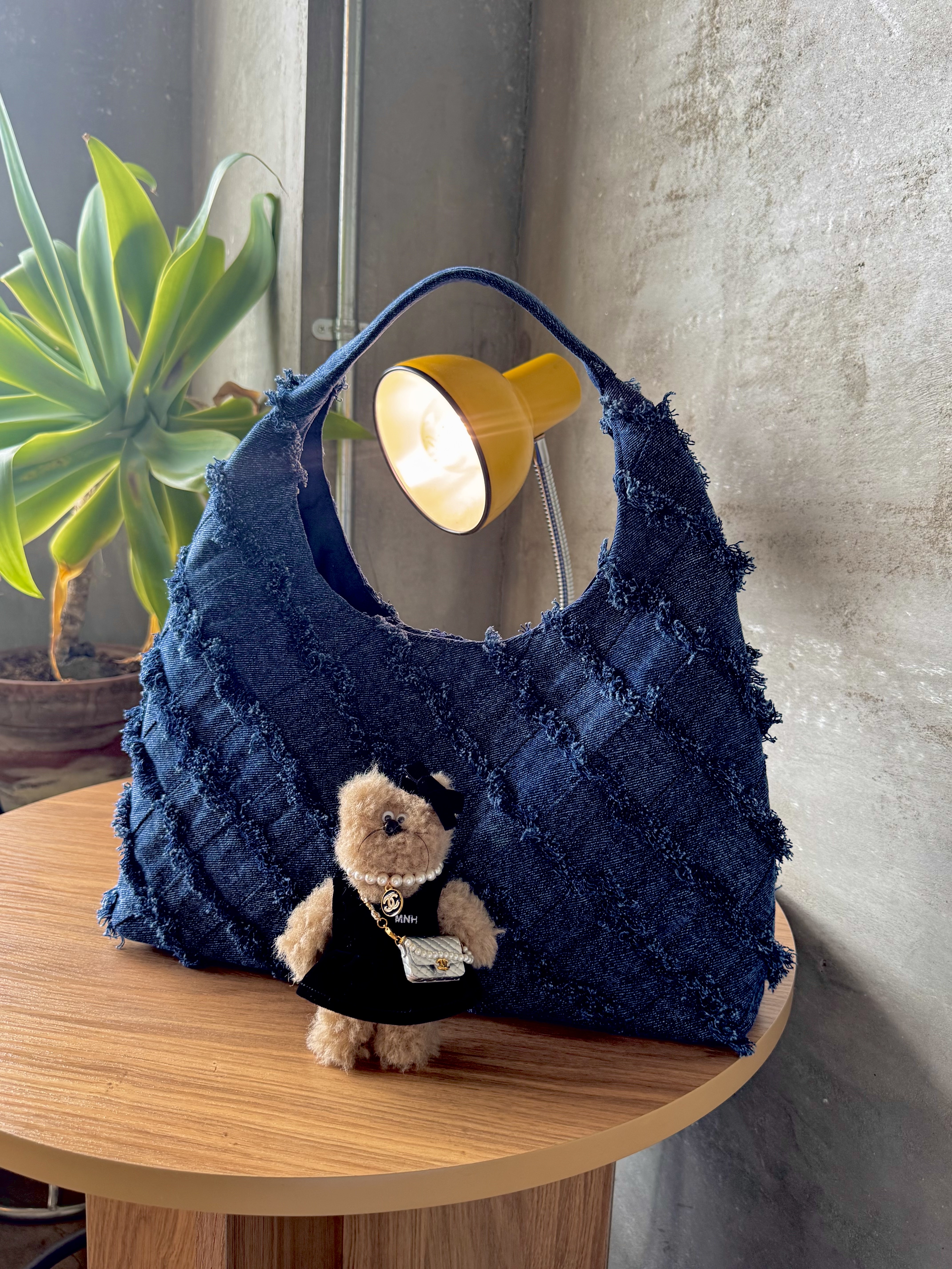 & Other Stories Braided Denim Tote Bag Blue Denim, Monamhee M.N.H Friends Bebe Keyring 착용 스타일 - 1