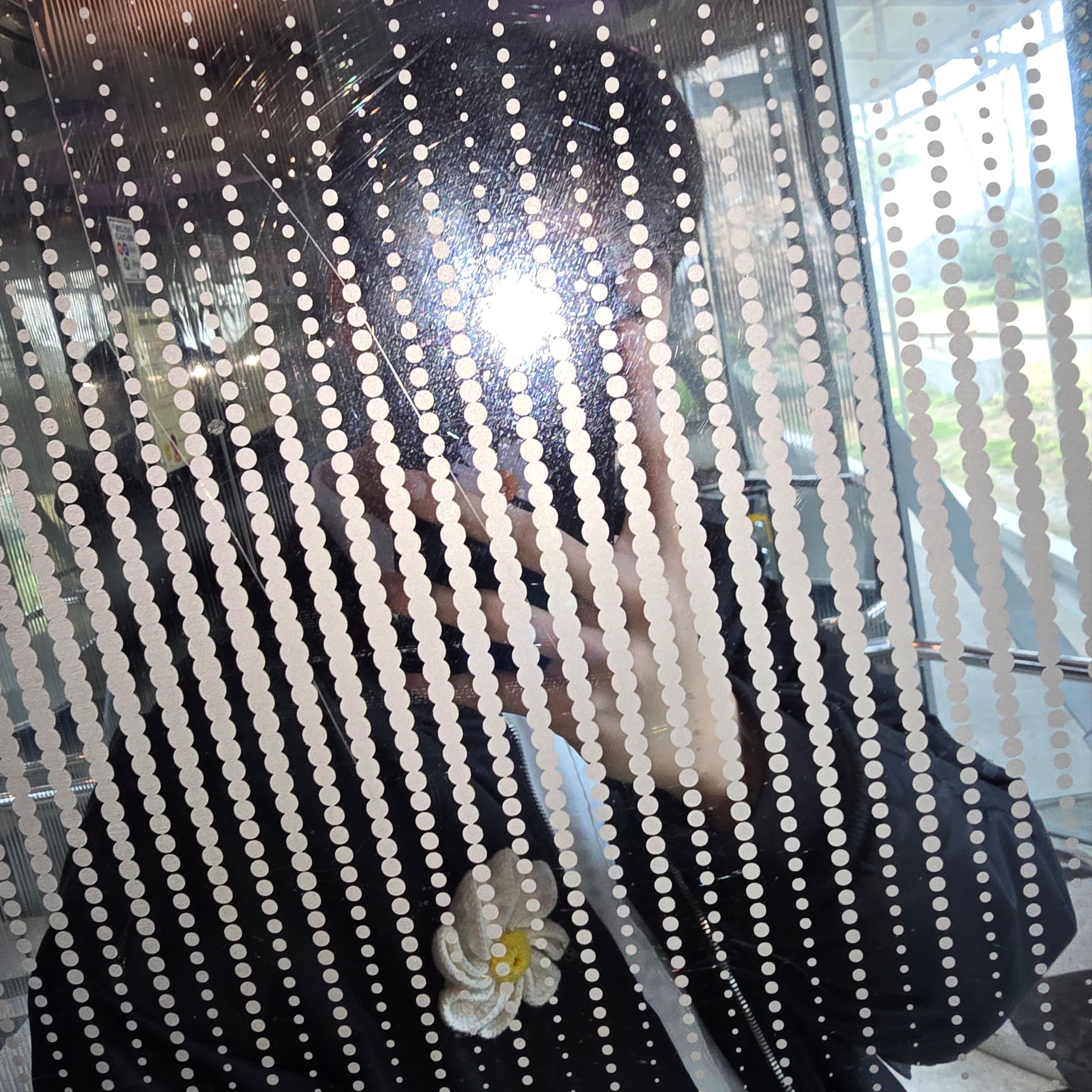 Peaceminusone Daisy Corsage #1 White 착용 스타일