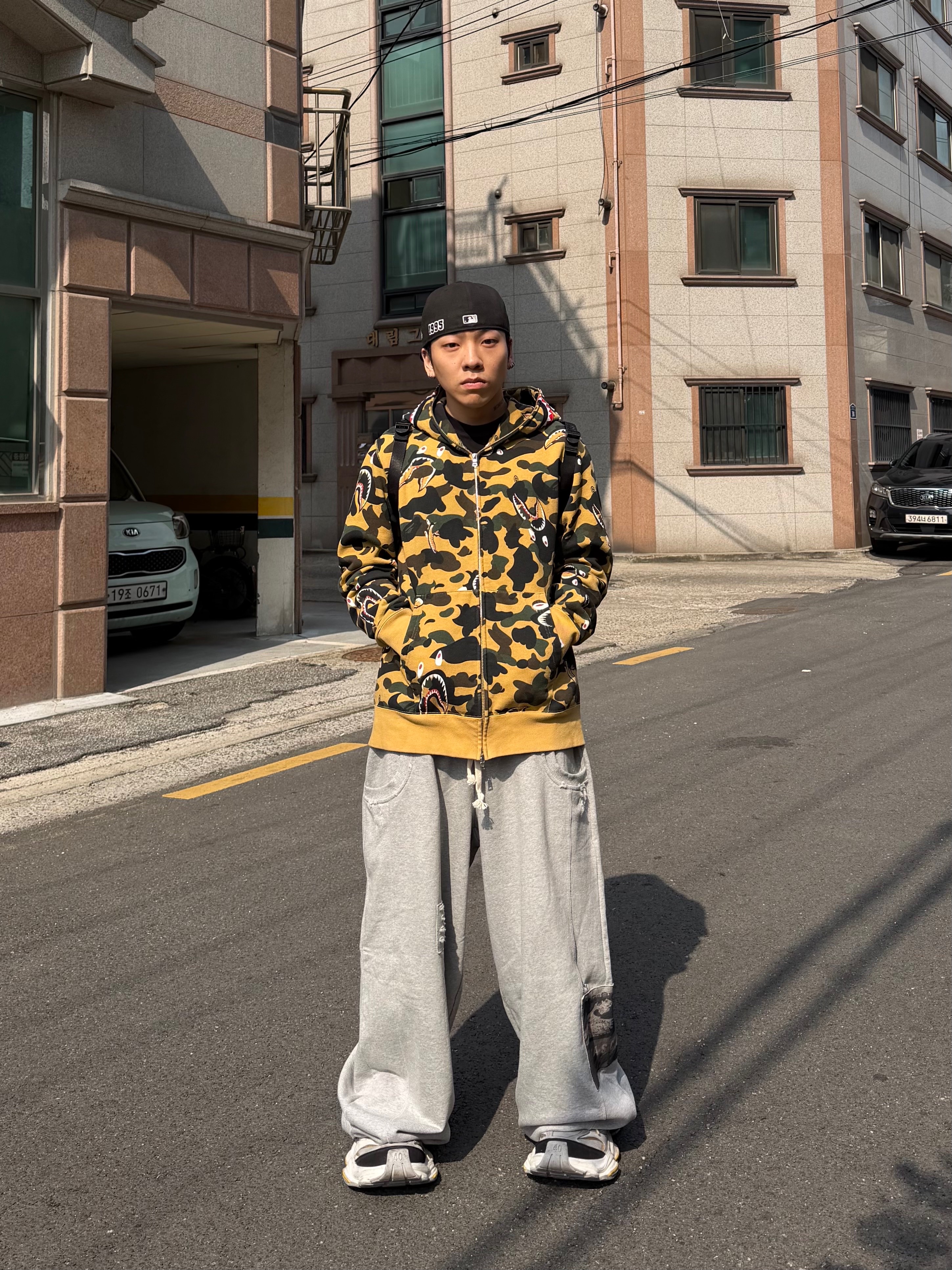Balenciaga Cargo Sneakers Grey Black Yellow, BAPE 1st Camo Shark Full Zip Hoodie Yellow 착용 스타일 - 3