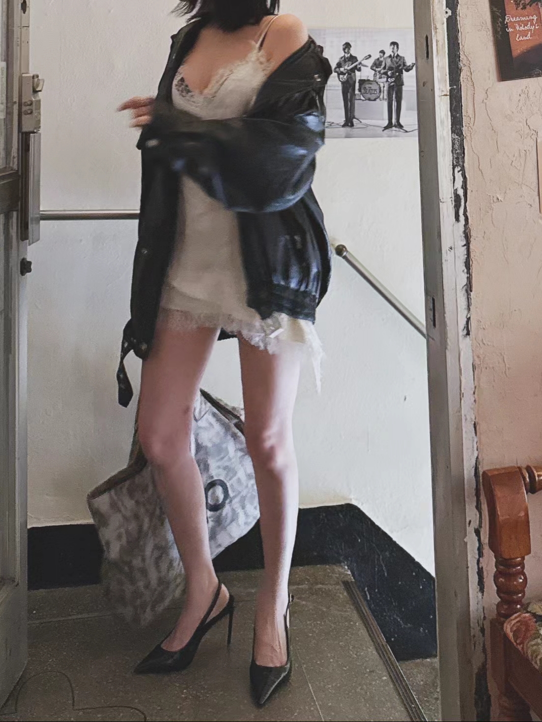 Chanel Cat Eye Eyeglasses Acetate & Black, Alo Yoga Iconic Shopper Tote Bag Grey Tiedye 착용 스타일 - 7