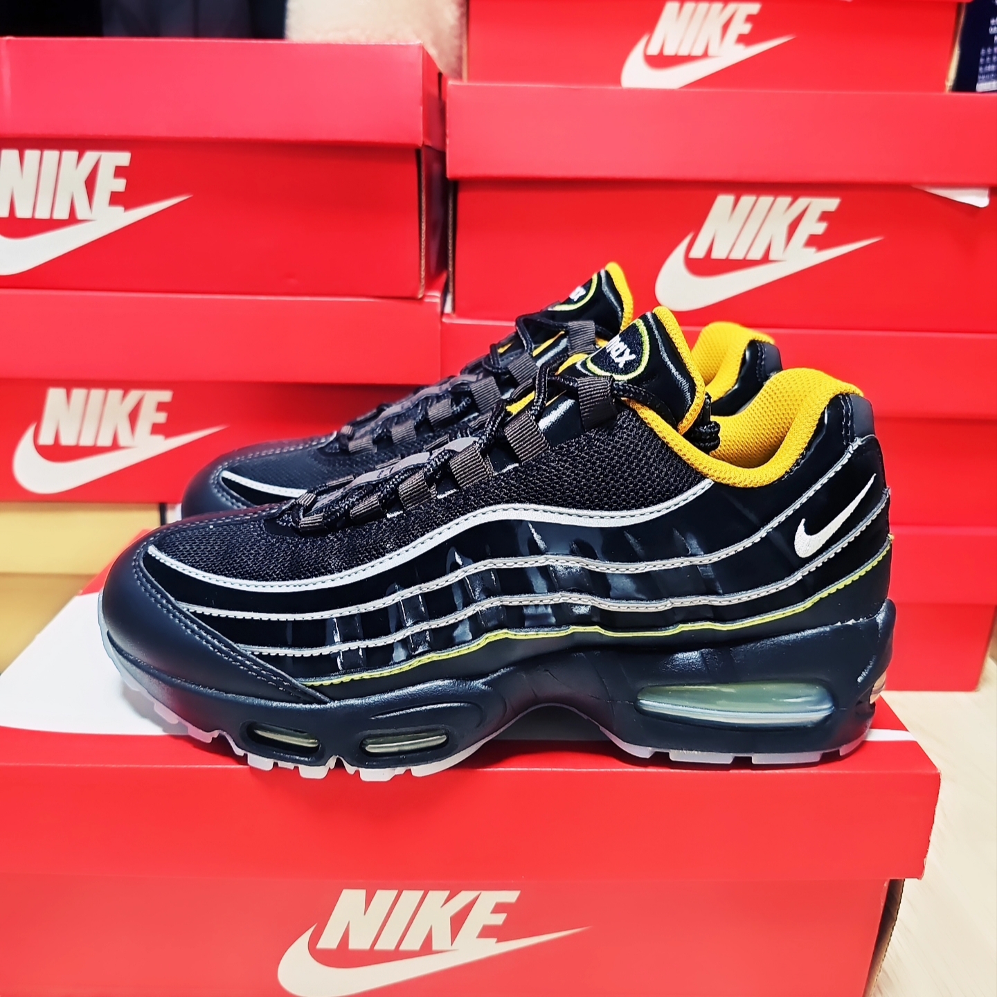 Nike Air Max 95 Big Bubble Black Gold Leaf, Nike Pro Training Dri-Fit 6 Inch Shorts Black White - Asia 착용 스타일 - 2