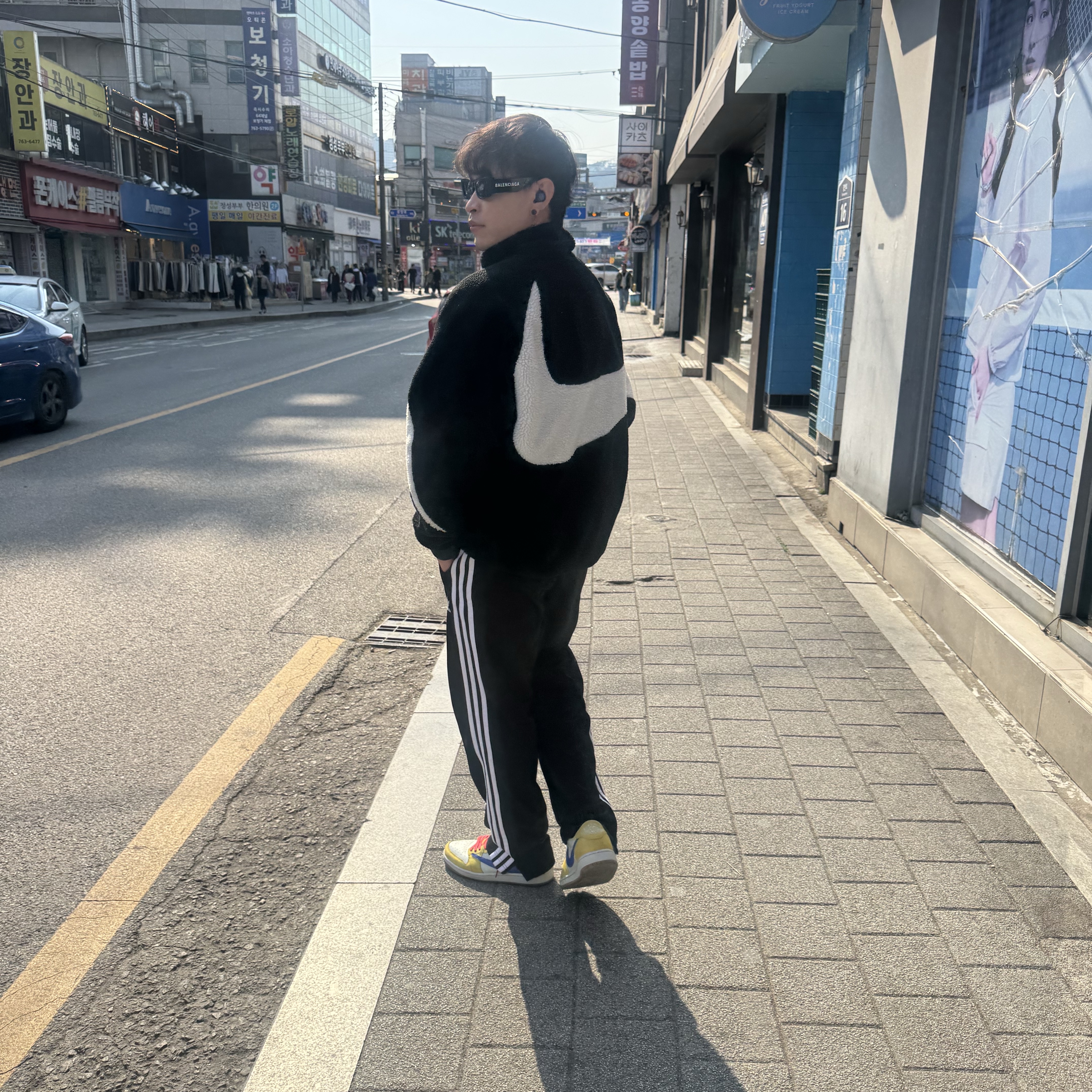 Nike Big Swoosh Full Zip Jacket Black Sail, Balenciaga Max Rectangle Sunglasses Black 착용 스타일