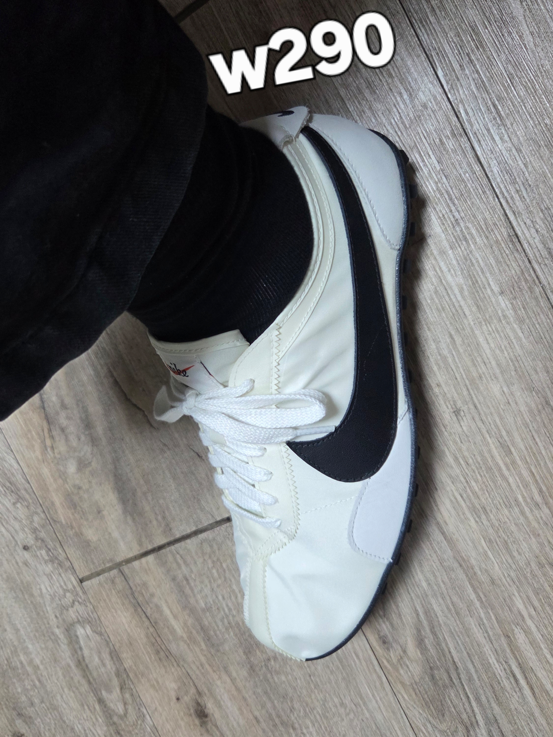 (W) Nike Moon Shoe Soft Pearl and Black 착용 스타일 - 2