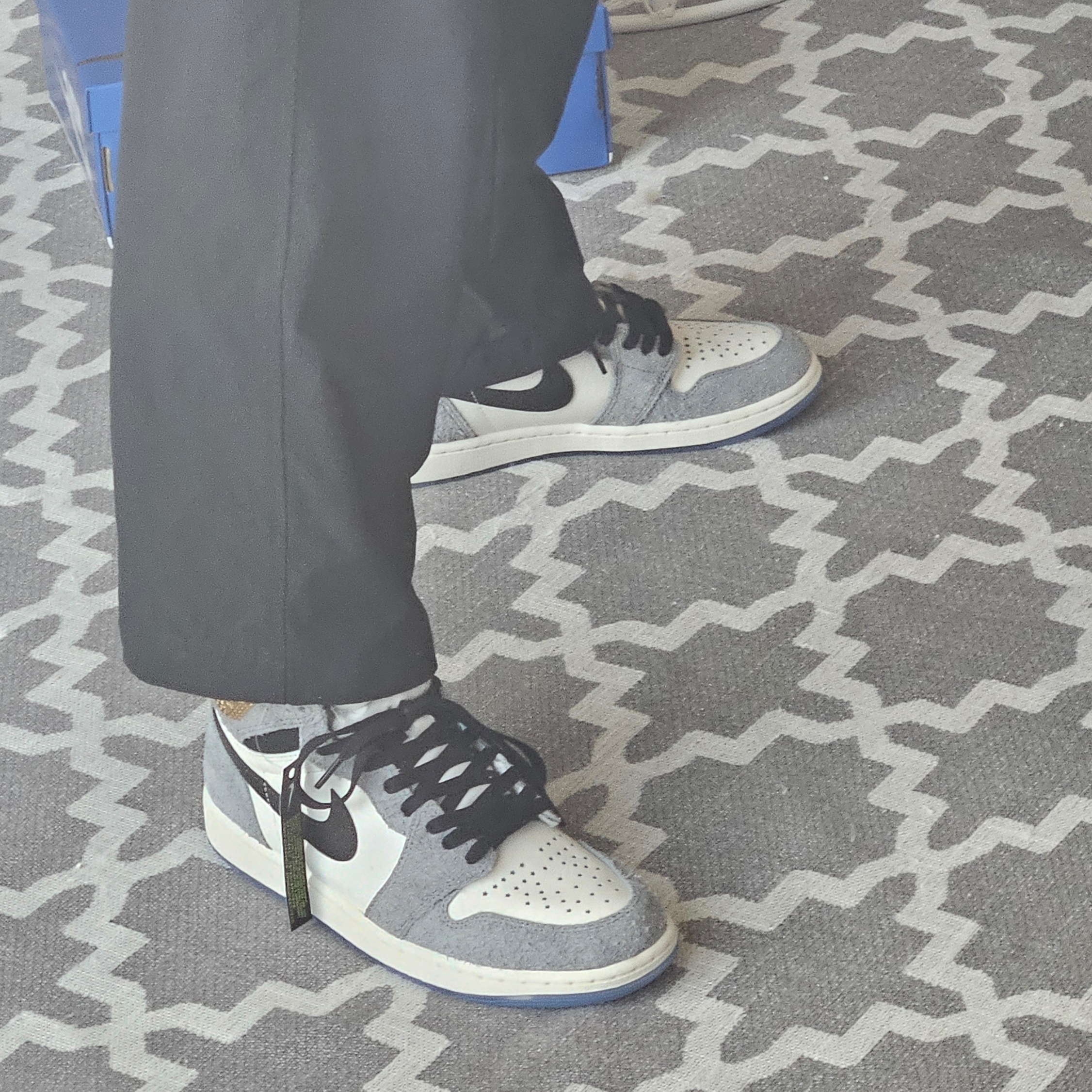 Jordan 1 Retro High OG Cool Grey and Sail 착용 스타일 - 2