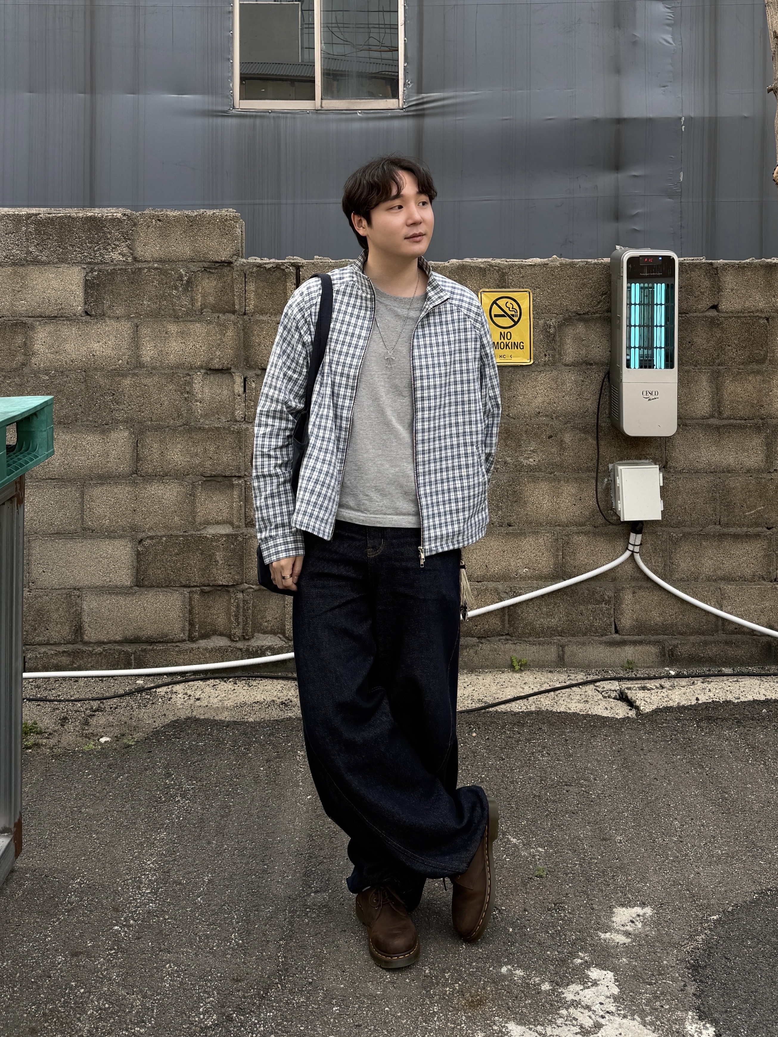 Dr. Martens 1461 Crazy Horse Dark Brown, [더블적립] sunlovetour SSS Cotton Tote Navy 착용 스타일 - 1