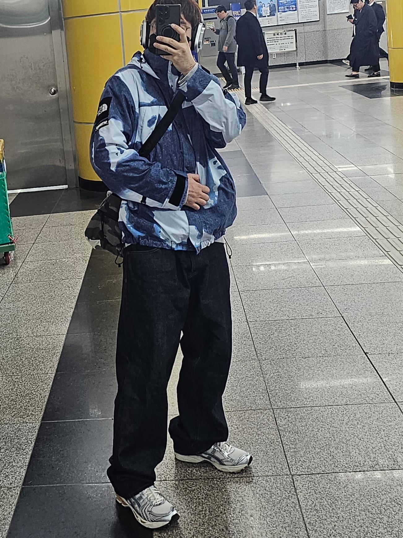 Supreme x The North Face Bleached Denim Print Mountain Jacket Indigo - 21FW, Supreme Rigid Loose Fit Selvedge Jean Rigid Indigo - 25FW 착용 스타일