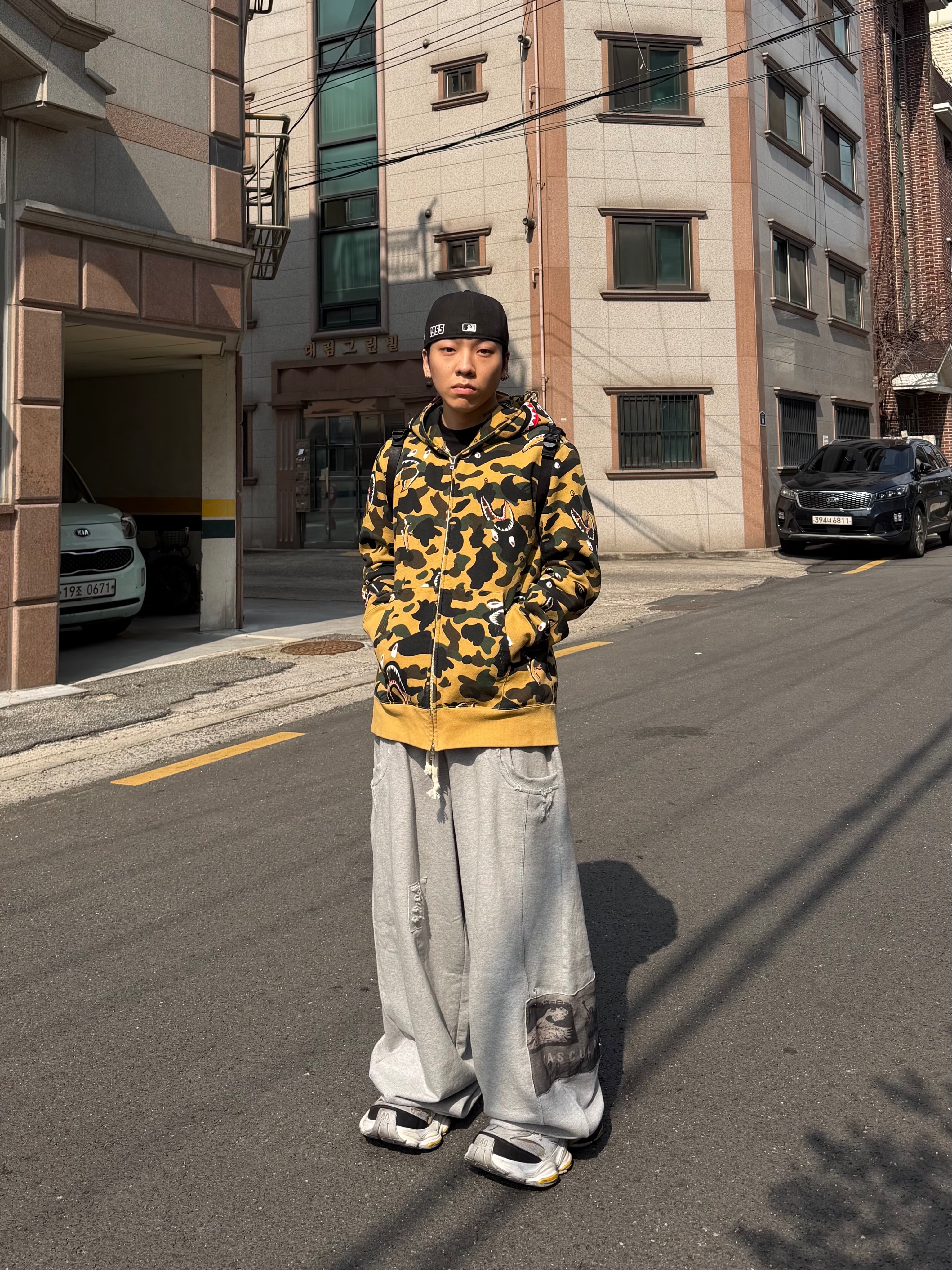 Balenciaga Cargo Sneakers Grey Black Yellow, BAPE 1st Camo Shark Full Zip Hoodie Yellow 착용 스타일 - 2