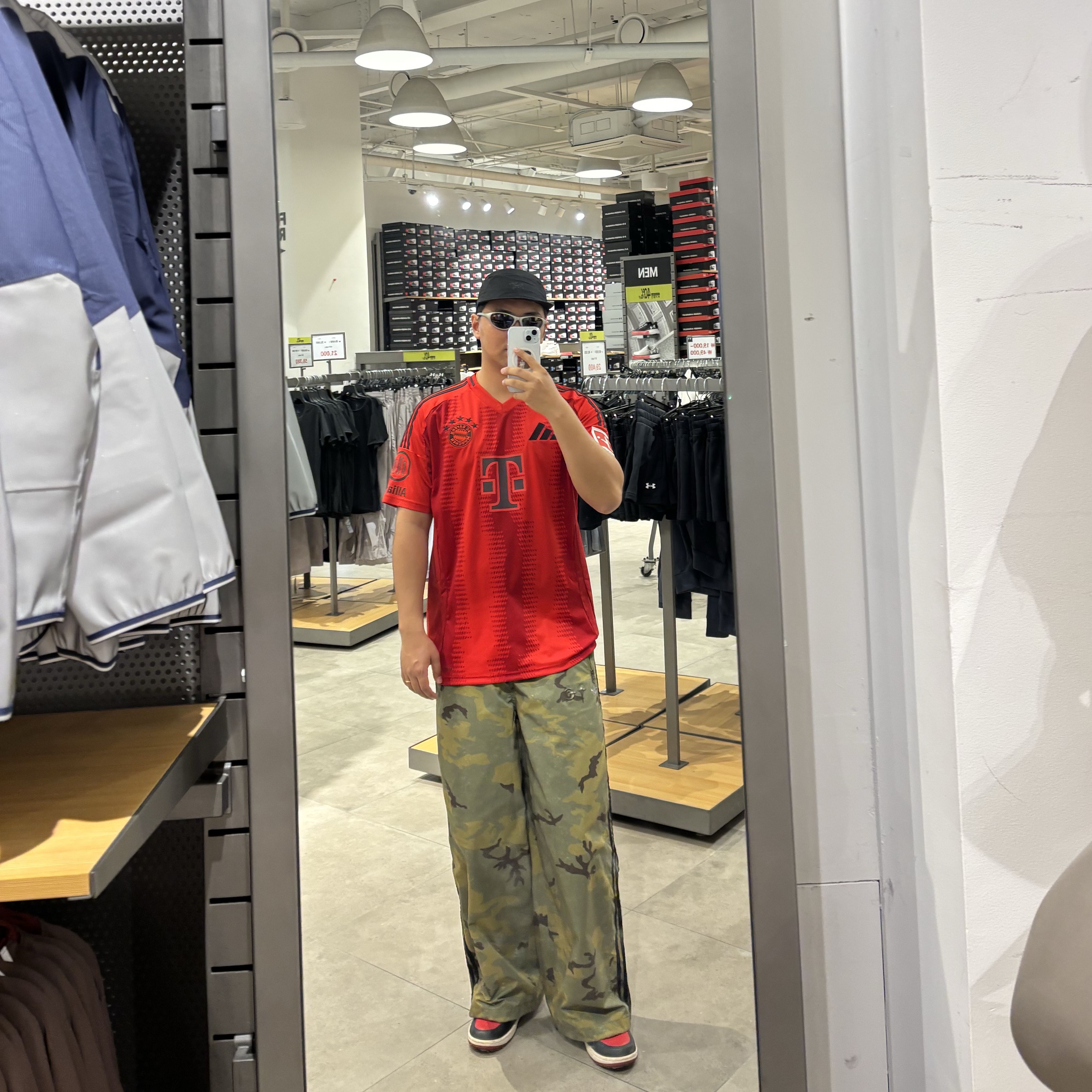 Over The Pitch SJ 20242025 Bayern Munich Home Shirt #3 MINJAE Player Printing, Adidas x Thug Club Track Pant Focus Olive Cream White - KR Sizing 착용 스타일