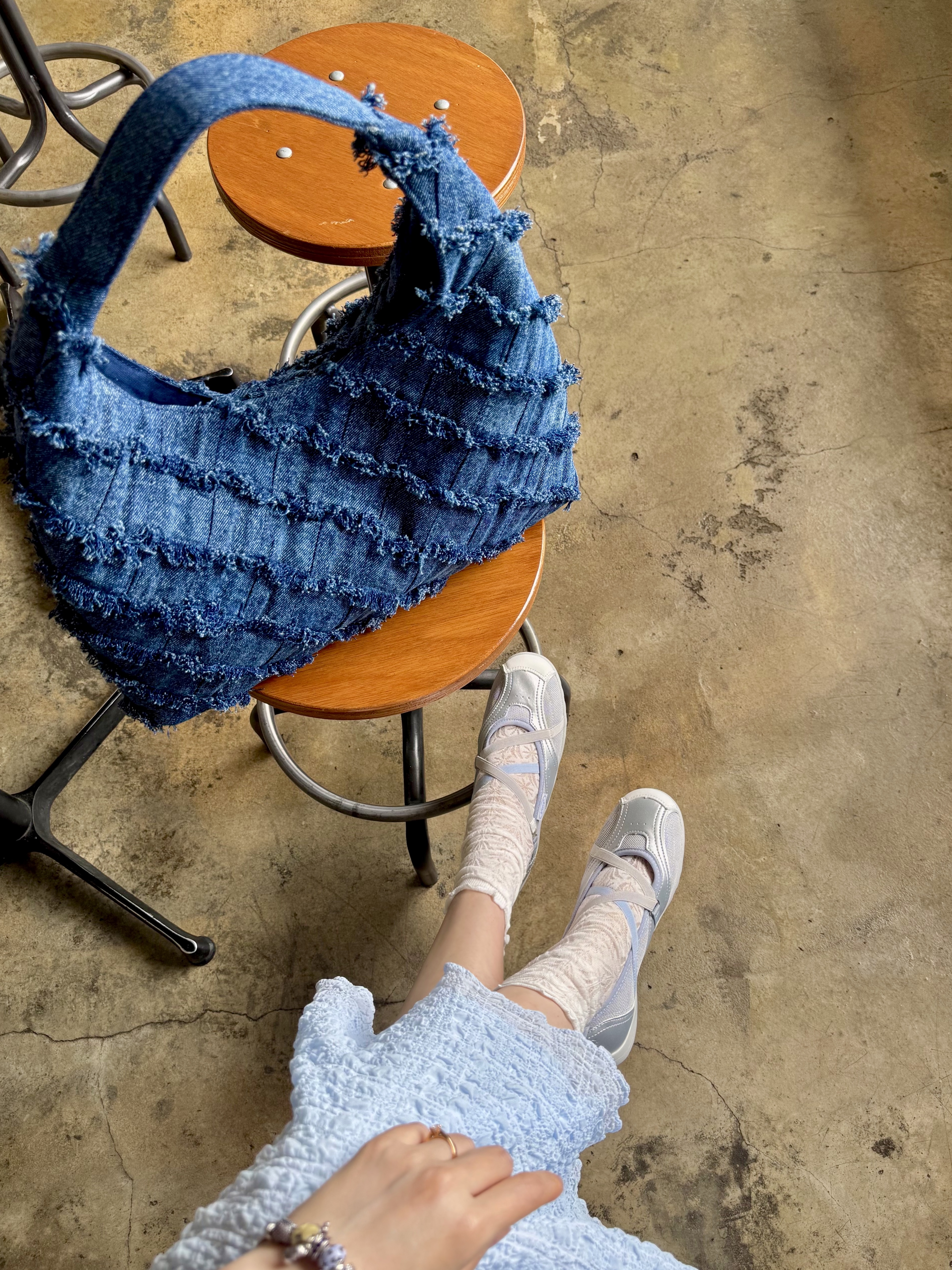 & Other Stories Braided Denim Tote Bag Blue Denim, Monamhee M.N.H Friends Bebe Keyring 착용 스타일 - 4