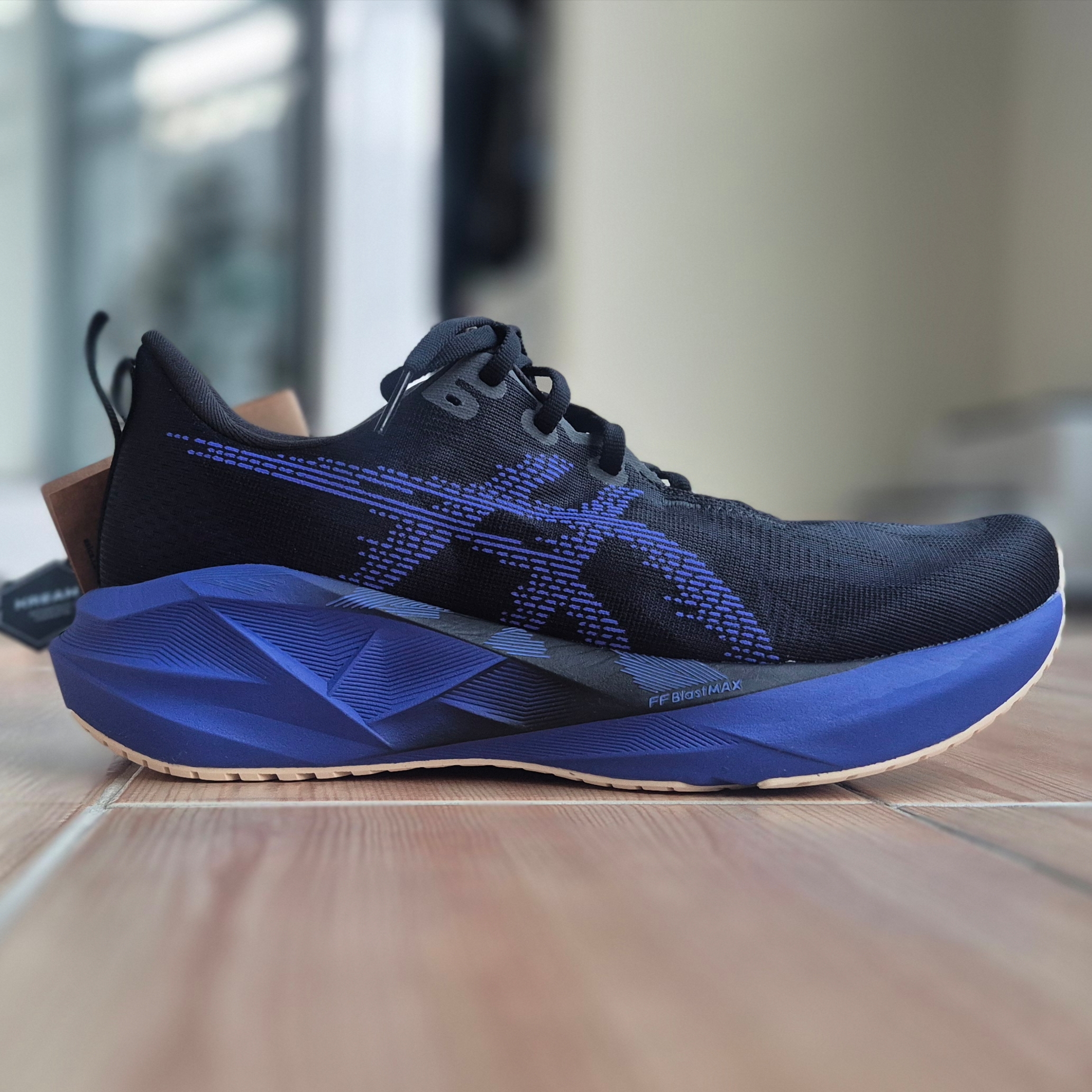 Asics Novablast 5 Black Cobalt Burst 착용 스타일