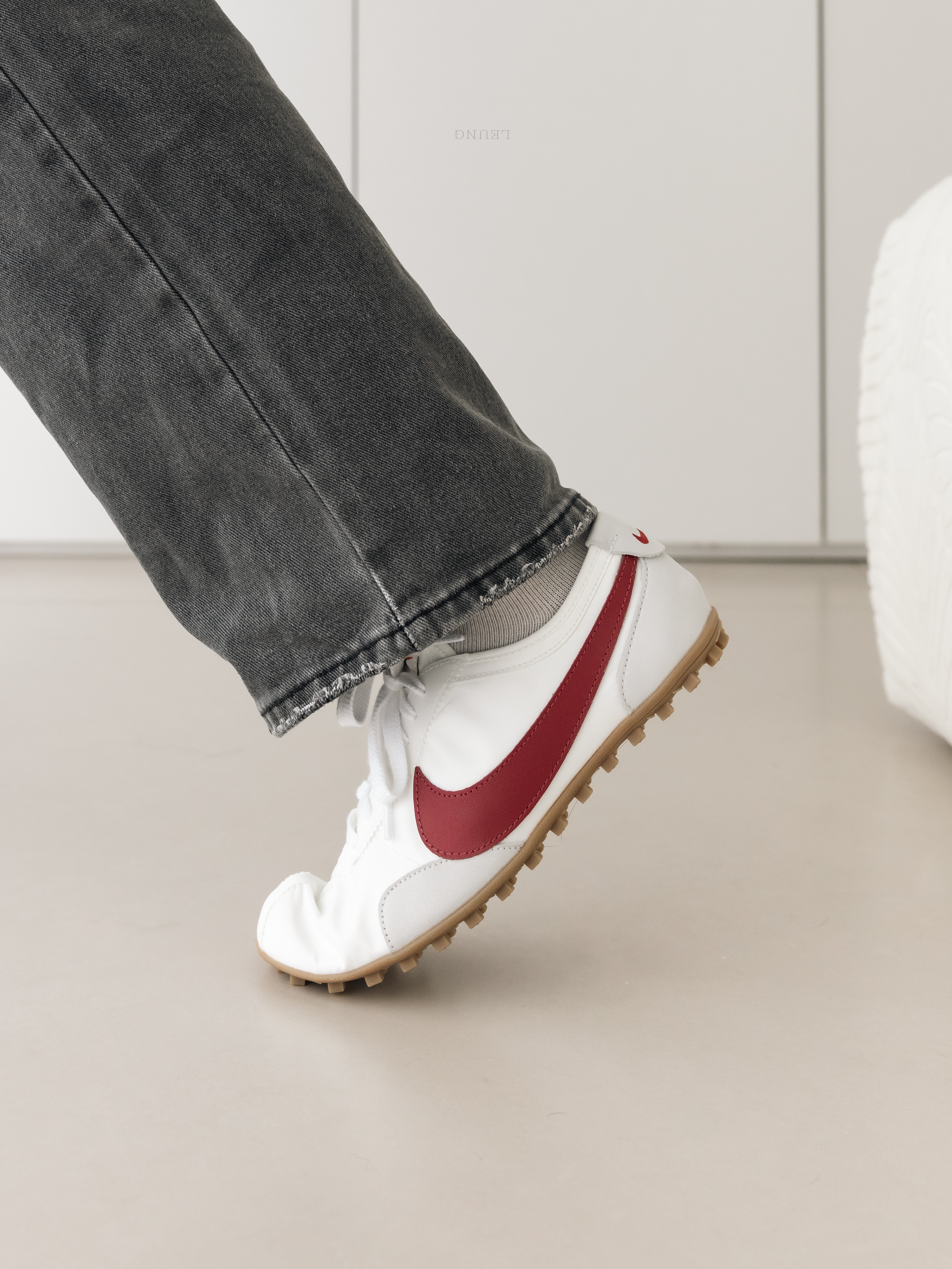 (W) Nike Moon Shoe Summit White Team Crimson 착용 스타일 - 5