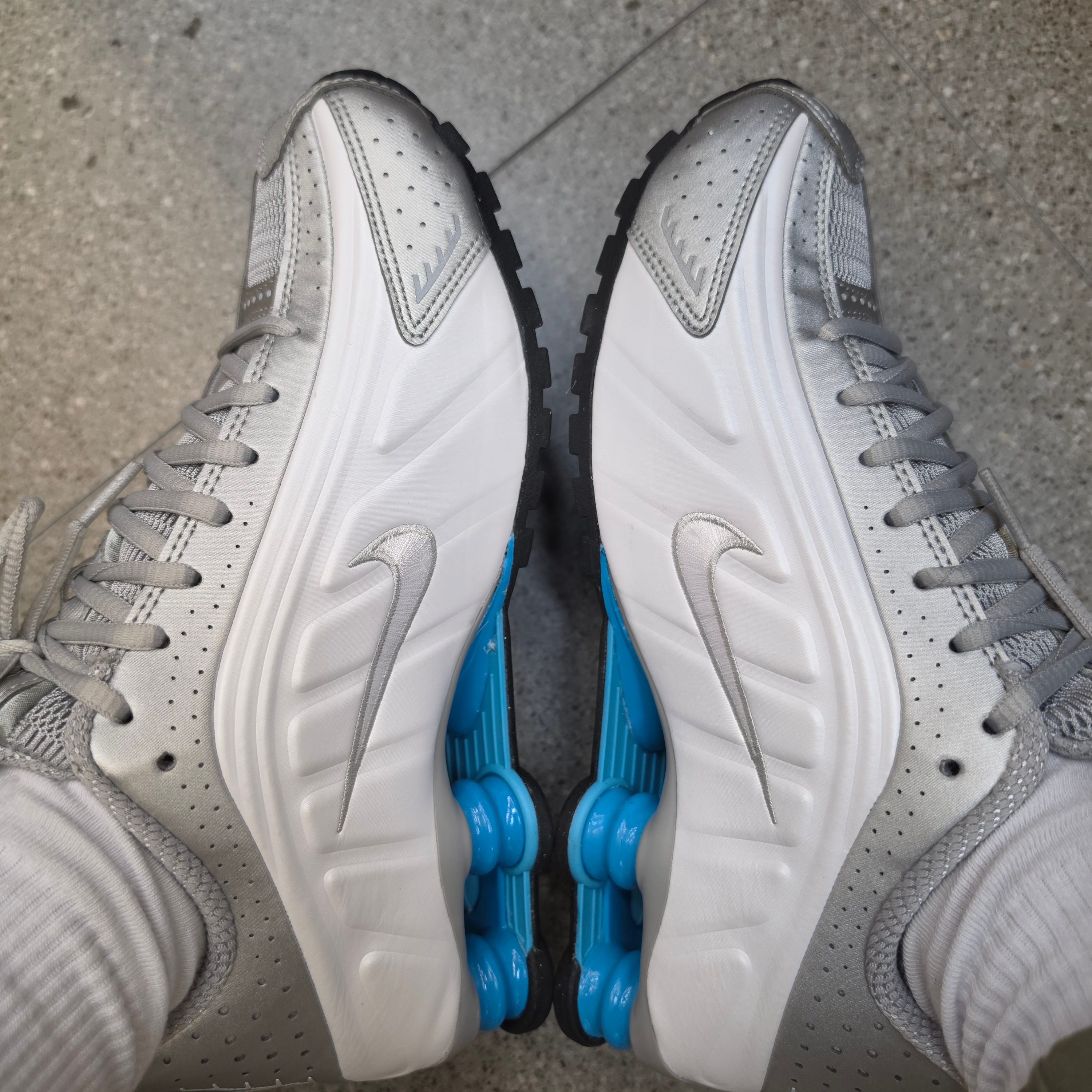 Nike Shox R4 Metallic Silver White 착용 스타일