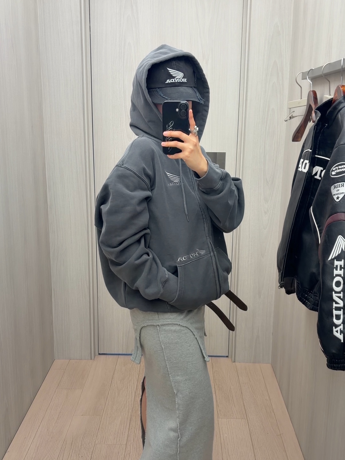 Honda Stud Wing Washing Hoodie Zip-up_Black 착용 스타일