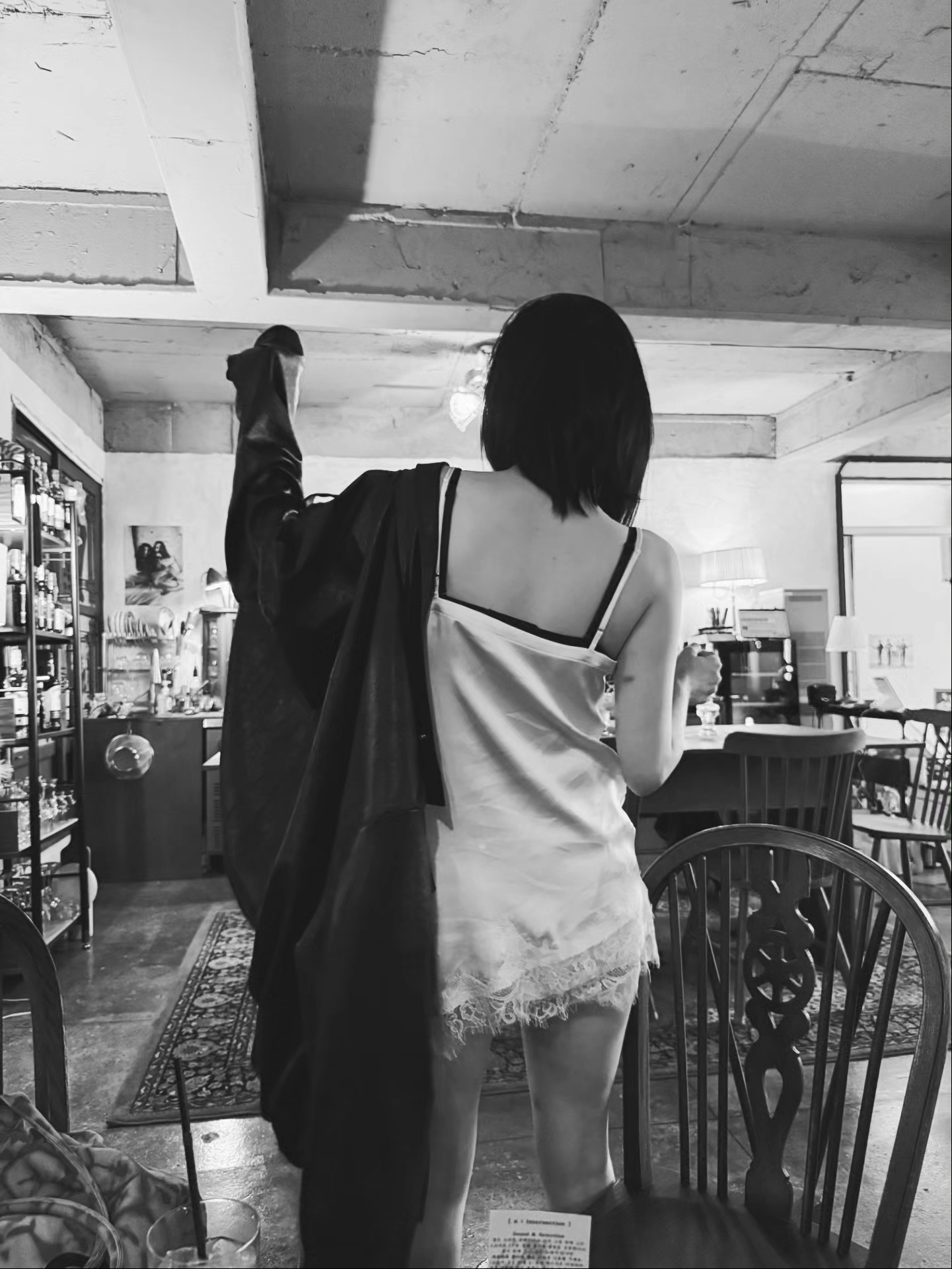 Chanel Cat Eye Eyeglasses Acetate & Black, Alo Yoga Iconic Shopper Tote Bag Grey Tiedye 착용 스타일 - 5