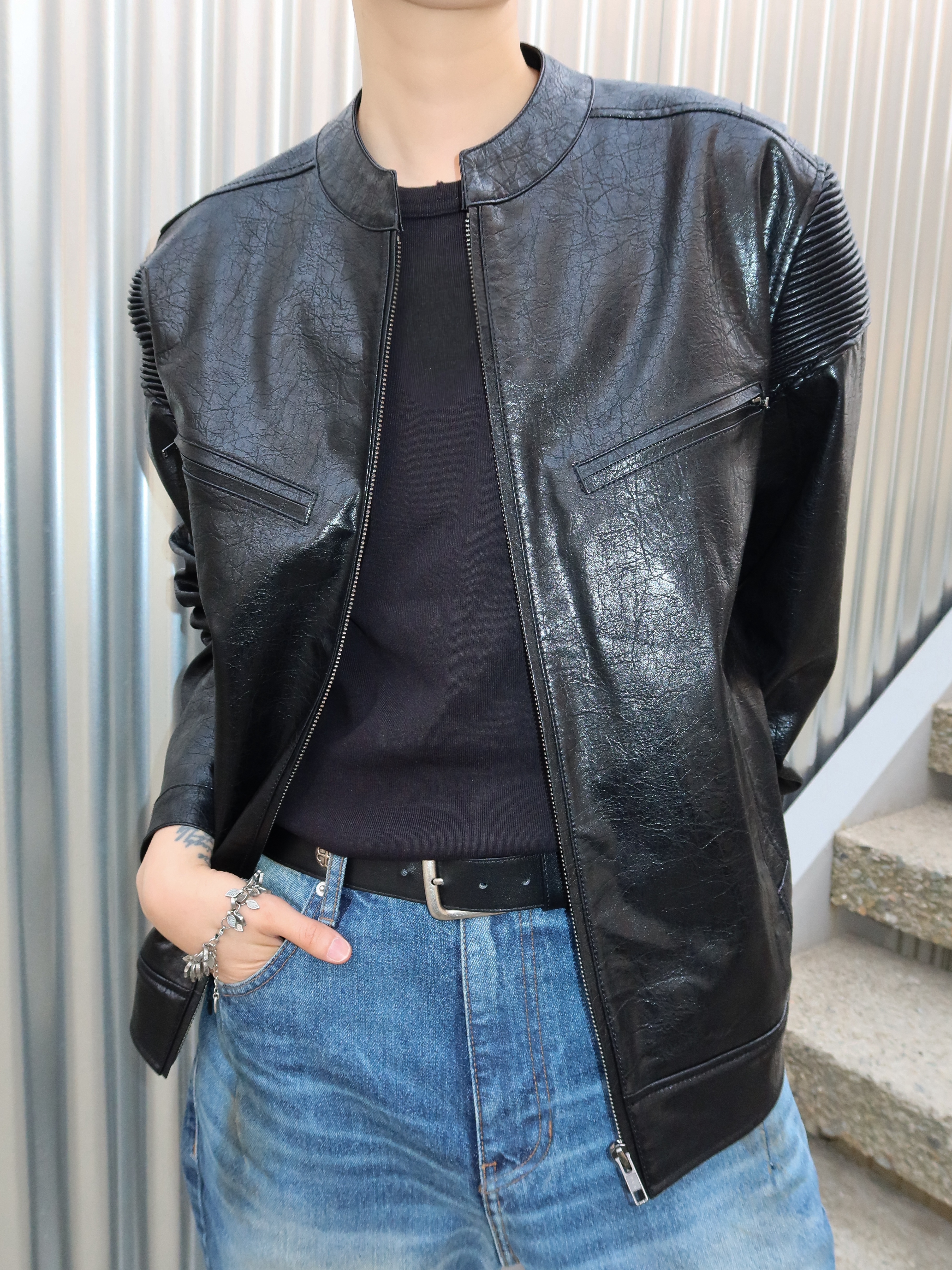 Farfromwhat Far Faux Cracked Texture Leather Jacket, Farfromwhat Far Aged Flare Jeans 착용 스타일 - 3