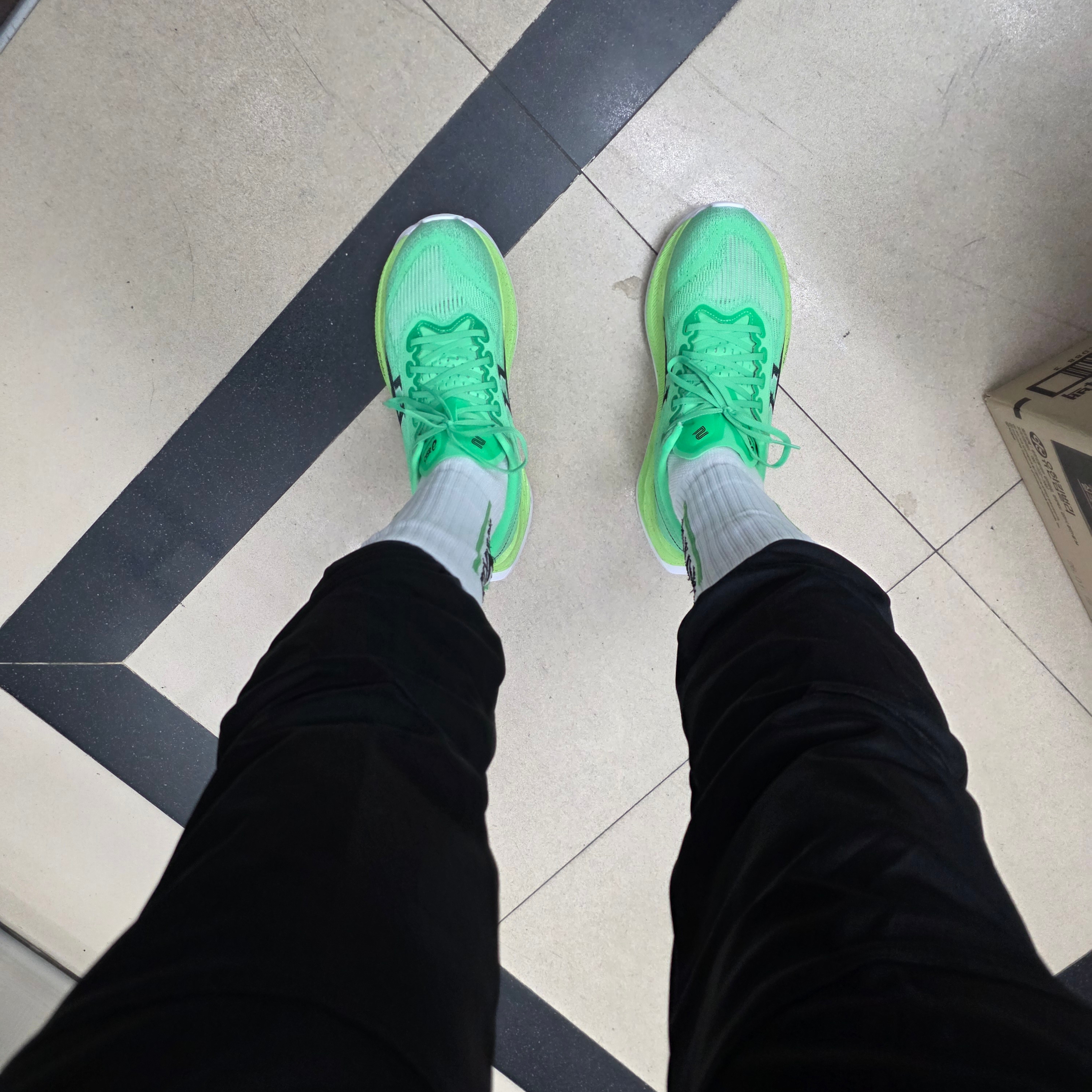 Asics Superblast 2 Ekiden Vital Green Black 착용 스타일