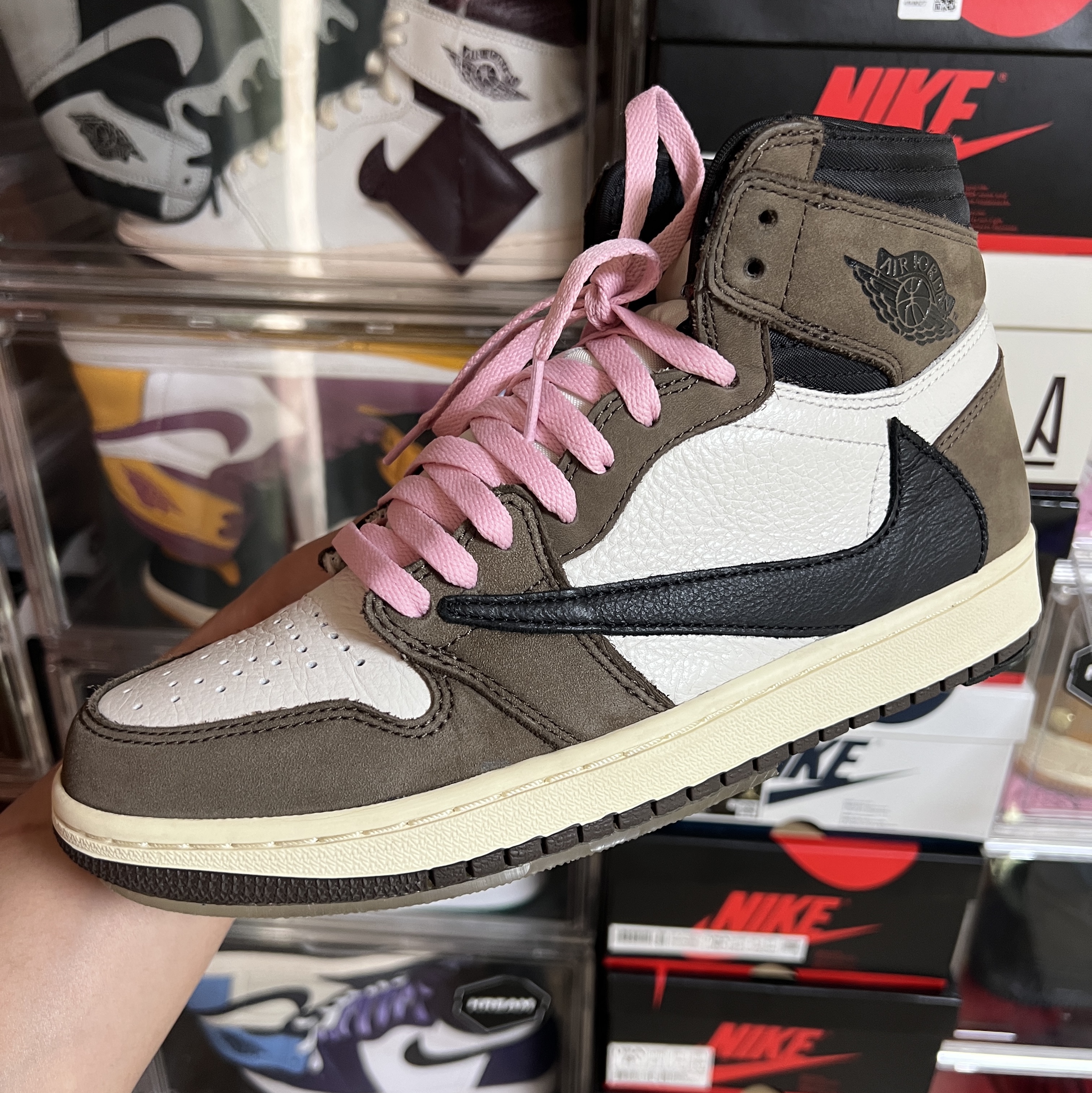 Jordan 1 x Travis Scott Retro High OG SP Mocha 착용 스타일 - 3