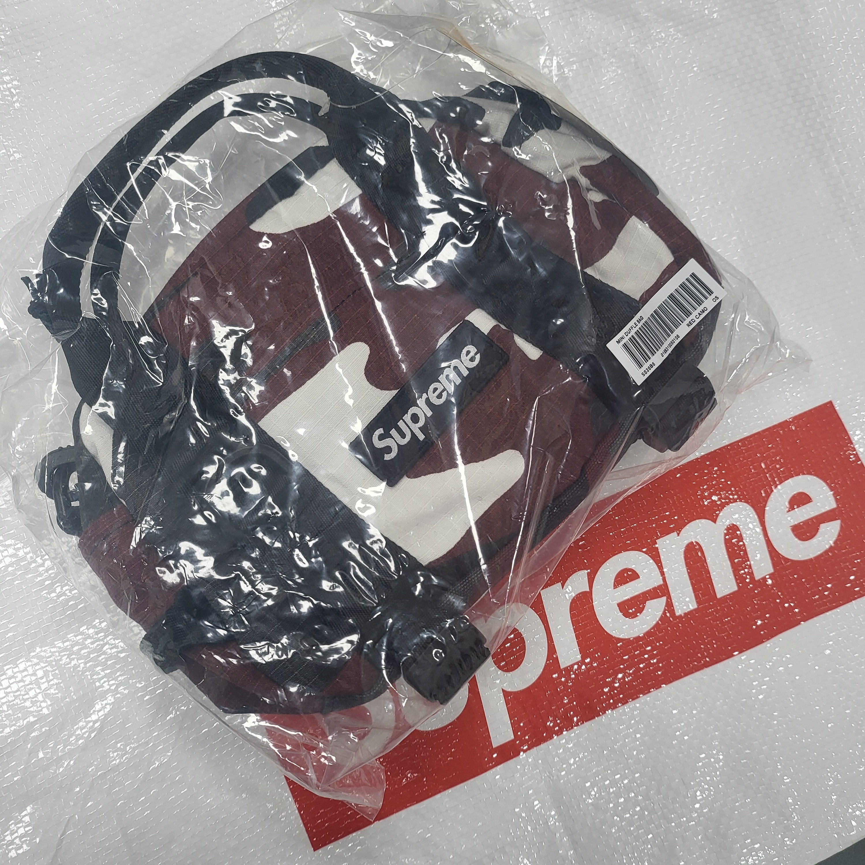 Supreme Mini Duffle Bag Red Camo - 26SS 착용 스타일