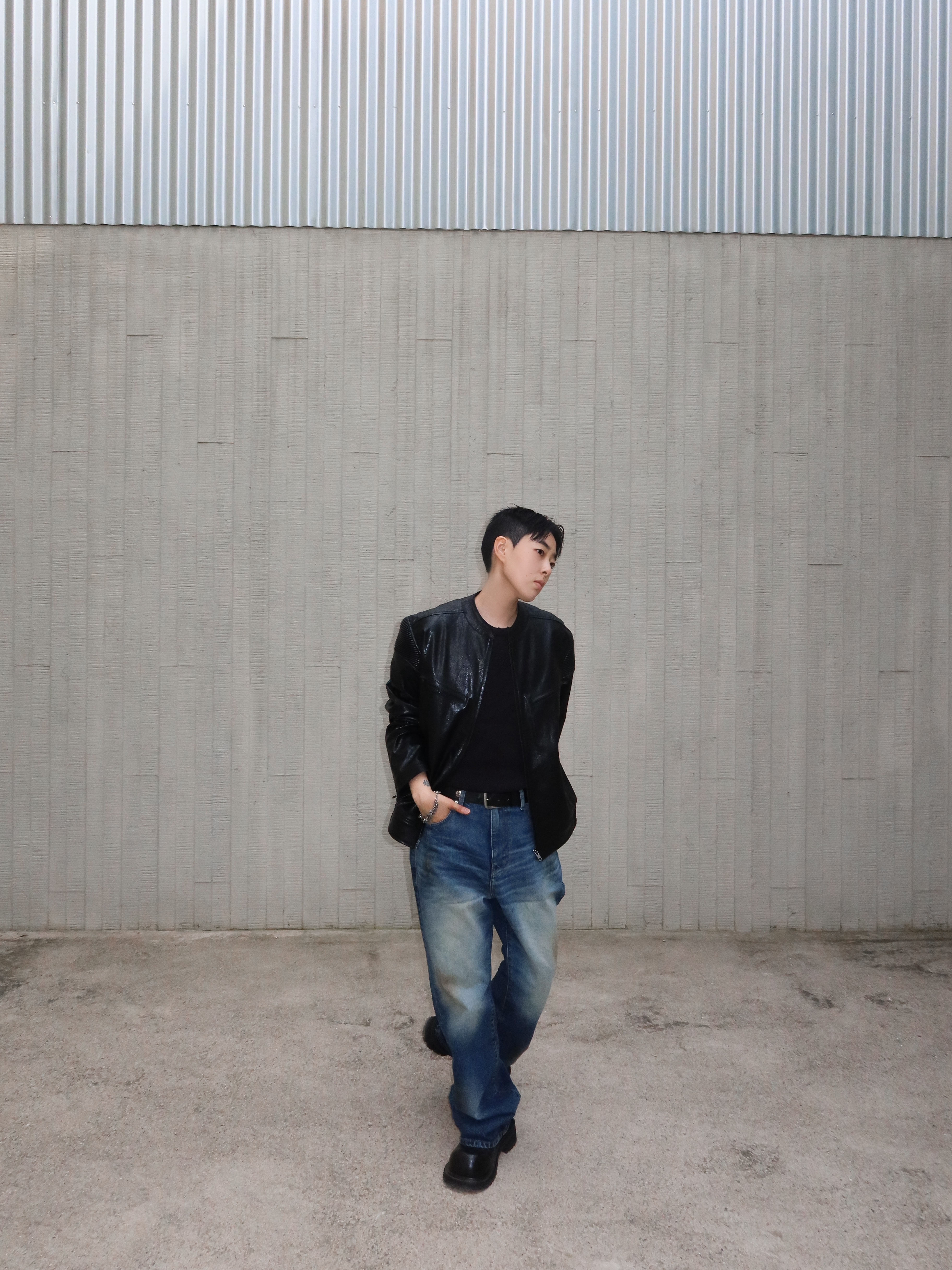 Farfromwhat Far Faux Cracked Texture Leather Jacket, Farfromwhat Far Aged Flare Jeans 착용 스타일 - 5