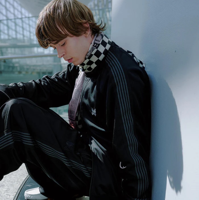 Needles Track Jacket Poly Smooth Black 착용 스타일 - 2