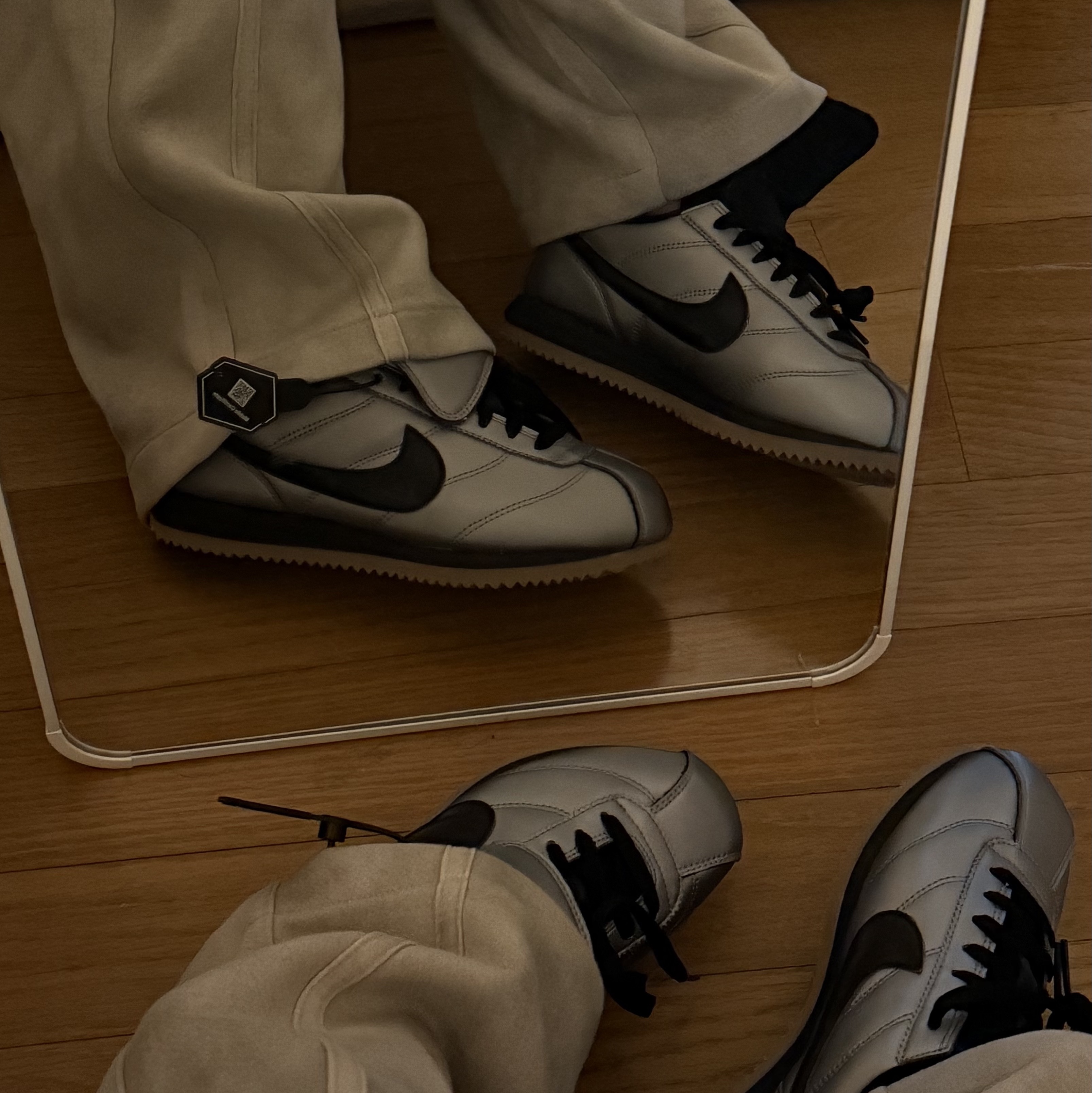 Nike Cortez Leather SE Metallic Cool Grey Black 착용 스타일
