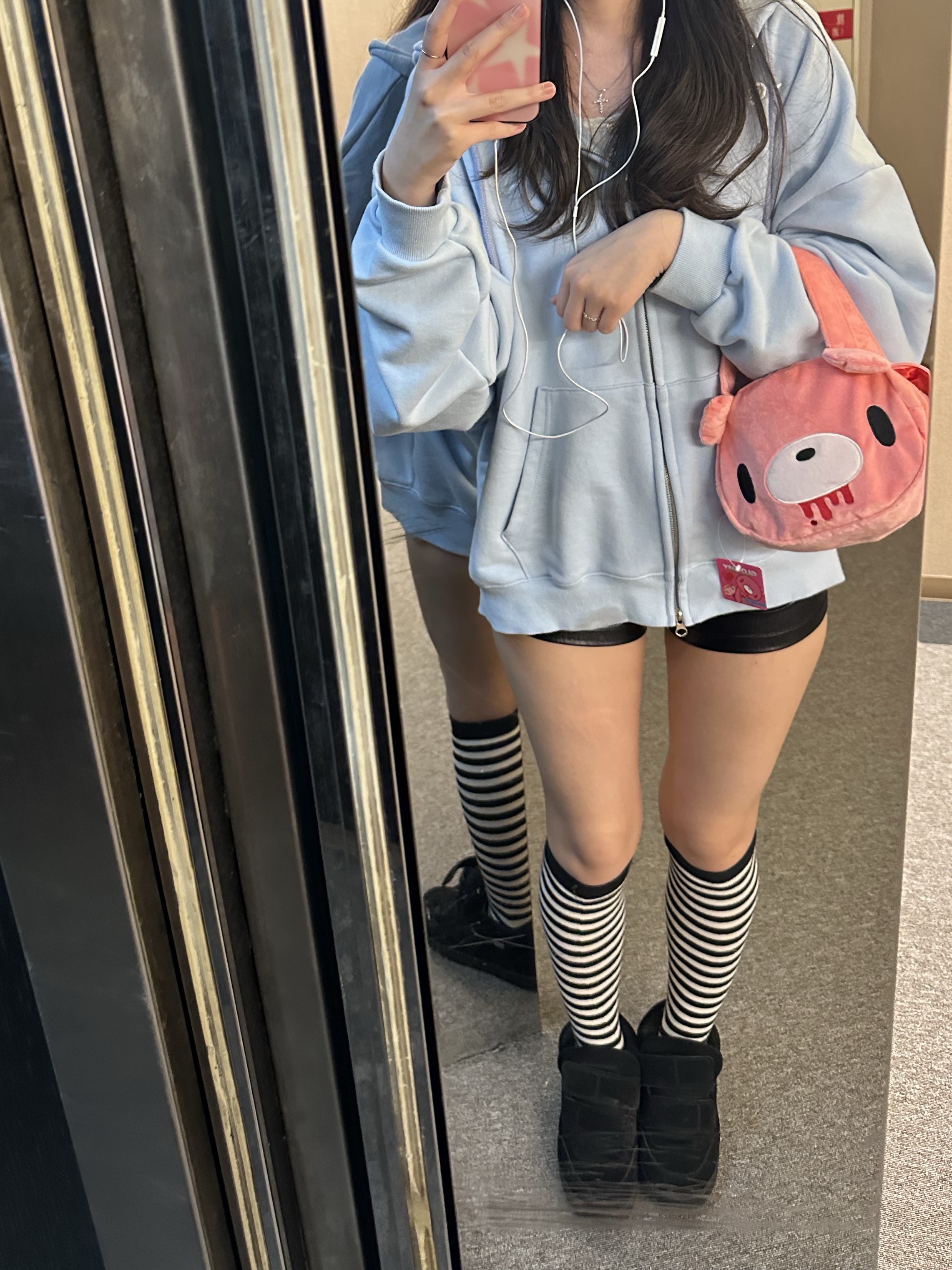 COYSEIO Coy Bumble Sneakers Black, COYSEIO Stripe Five-Toe Socks Black 착용 스타일 - 3