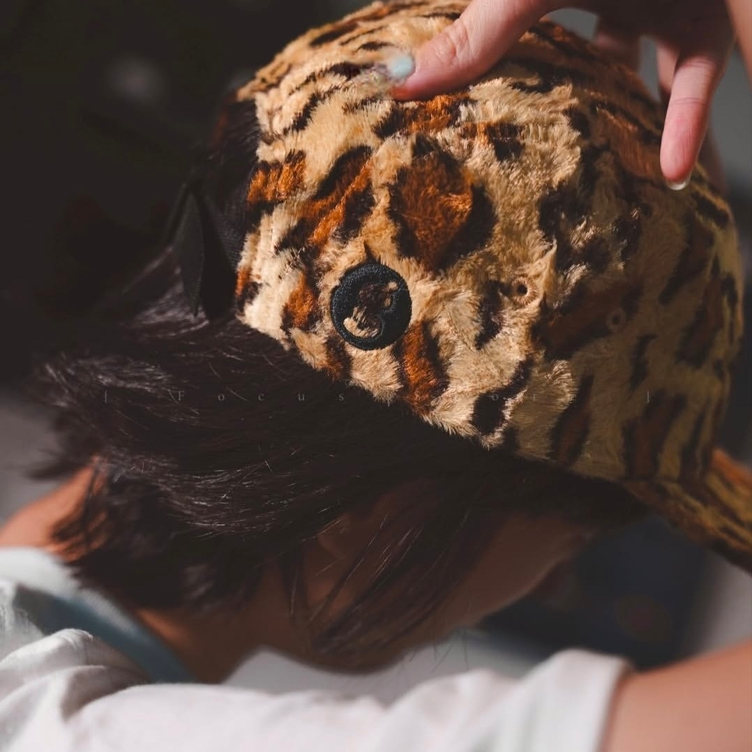 Supreme x GOODENOUGH Crushed Rayon Pile Camp Cap Leopard - 25SS 착용 스타일 - 4