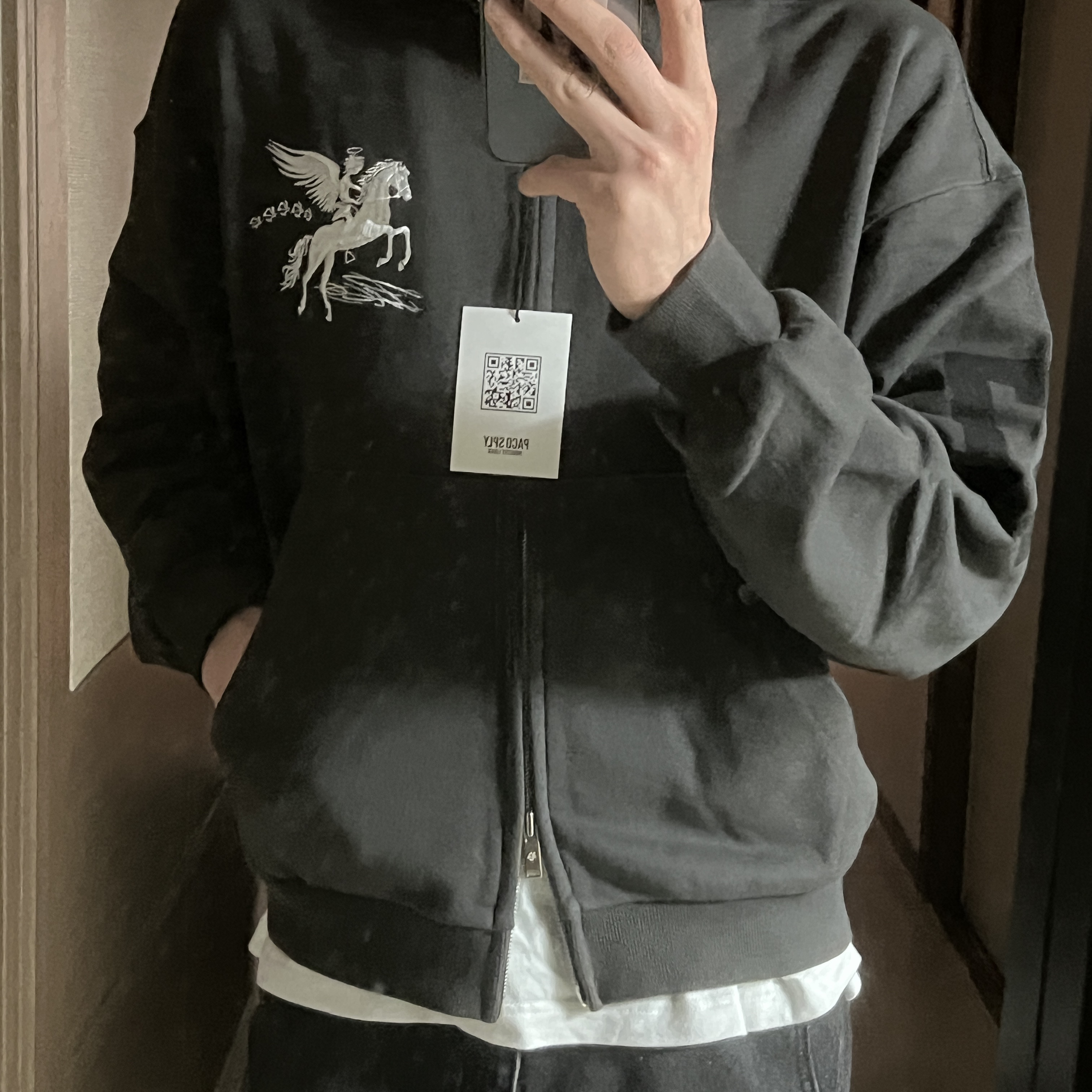 PACOSPLY Falling Angel Zip Up Hoodie Charcoal 착용 스타일