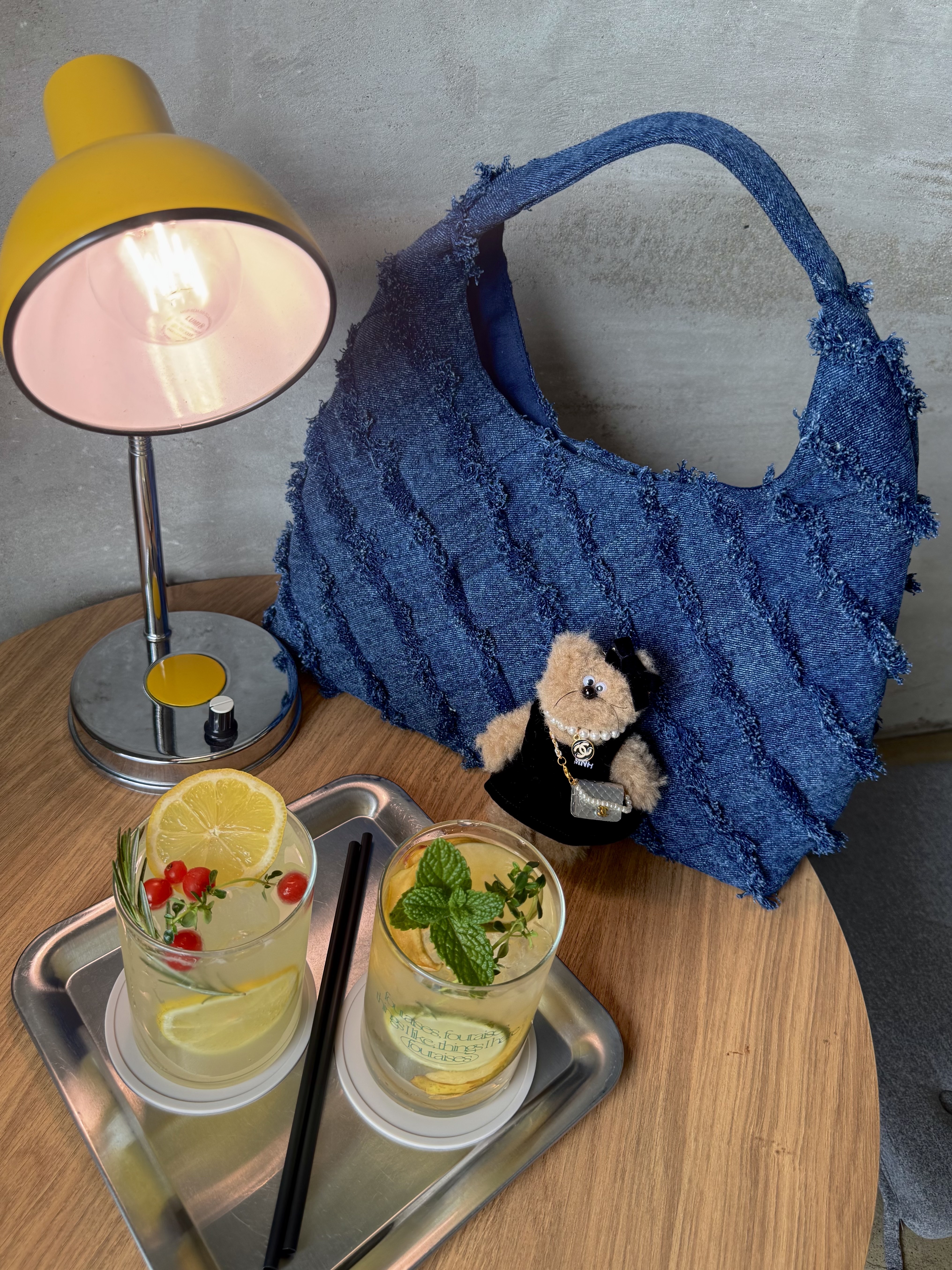 & Other Stories Braided Denim Tote Bag Blue Denim, Monamhee M.N.H Friends Bebe Keyring 착용 스타일 - 2