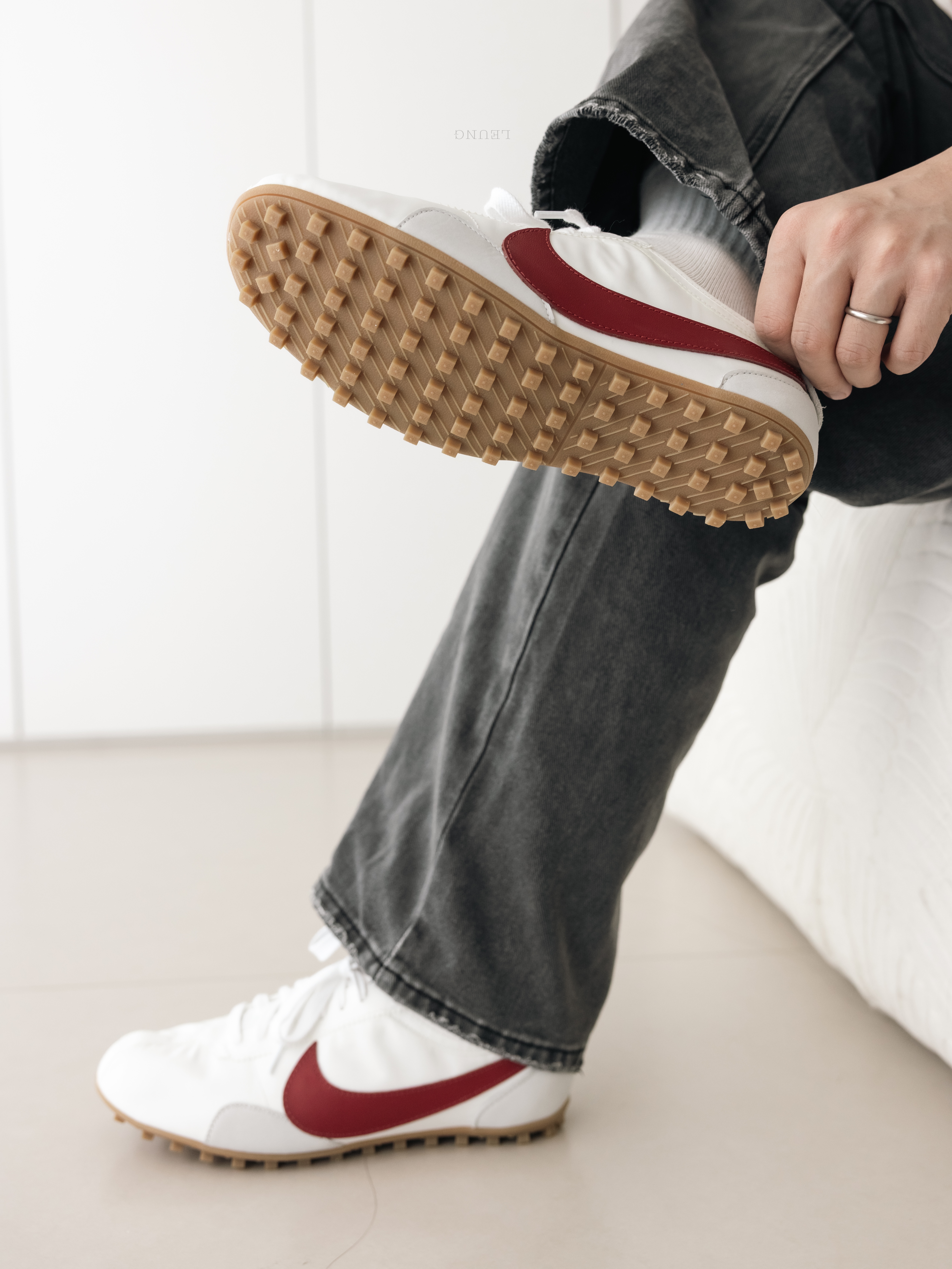 (W) Nike Moon Shoe Summit White Team Crimson 착용 스타일 - 2