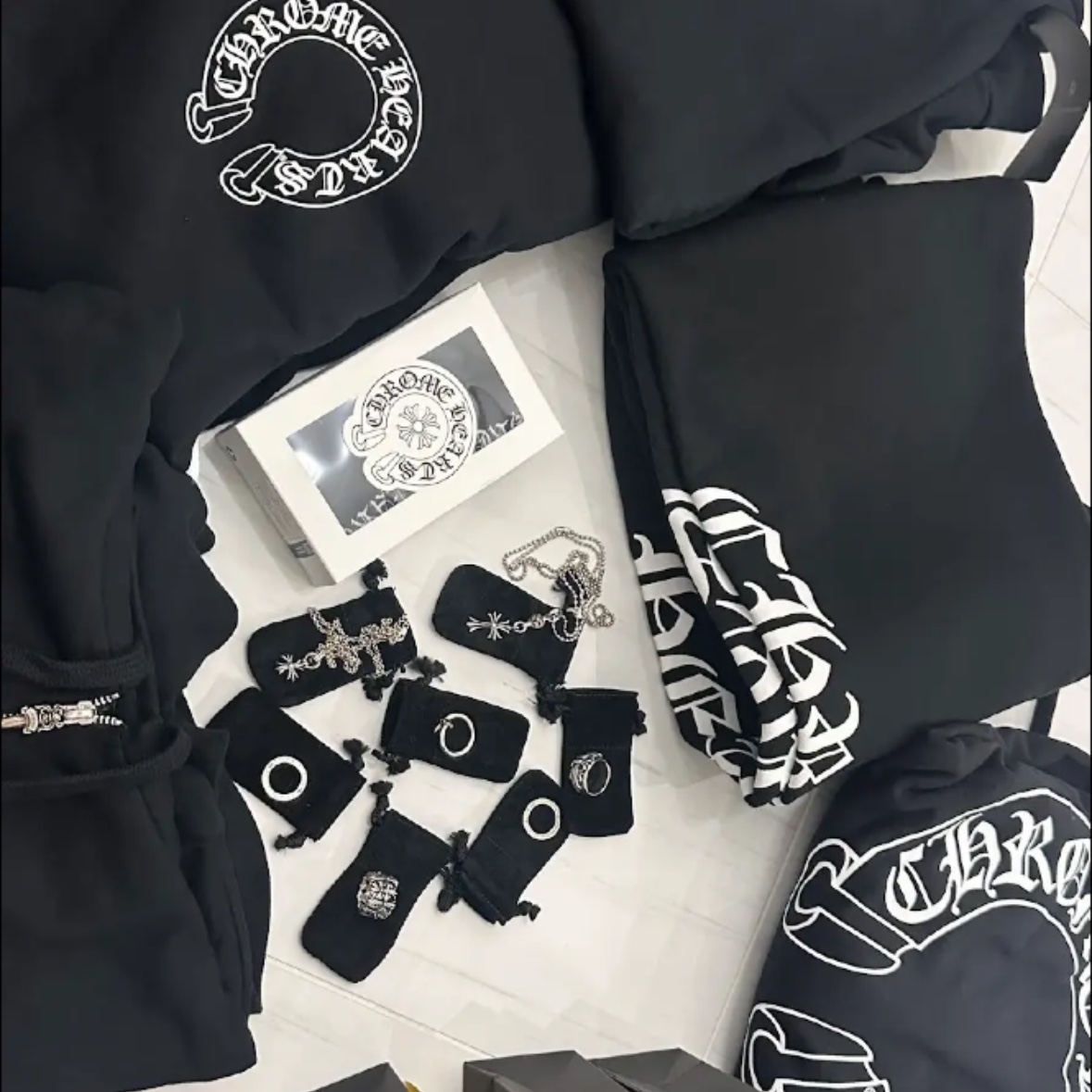 Chrome Hearts Horseshoe Floral Fuck You Logo Heavyweight Zip-Up Hoodie Black 착용 스타일